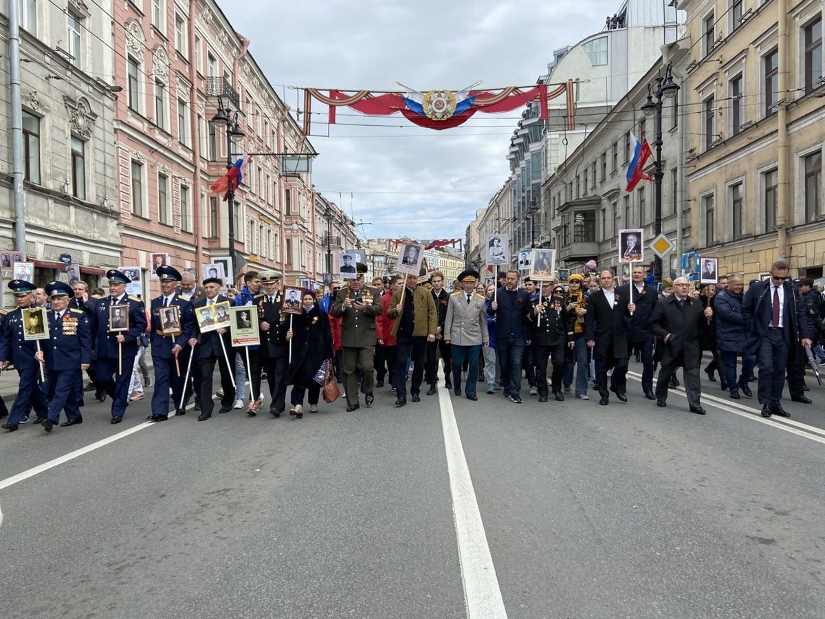 "Бессмертный полк" в Петербурге хотят провести за один час В текущем году шествие «Бессмертный полк» в Северной столице планируют провести за один час. Его хотят организовать как офлайн, так и онлайн. Во время пресс-конференции ТАСС руководитель регионального штаба движения «Бессмертный полк» Кирилл Смирнов рассказал о планах проведения мероприятия в 2025 году. По его словам, организаторы хотят начать шествие на Невском проспекте 9 мая в 14:00, начиная с площади Александра Невского, а завершить всего за час – в 15:00. Смирнов добавил, что заявку на проведение еще не утвердили, однако шествие хотят провести в двух форматах – офлайн и онлайн. Глава комитета по культуре Федор Болтин, в свою очередь, отметил, что «Бессмертный полк» тяжело провести за час.
