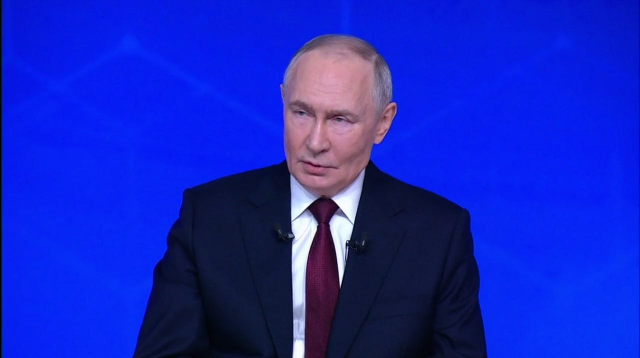 Социальный блок правительства Т Голикова акции вниз Вопрос о жительнице Новосибирска вдове погибшего год назад военнослужащего с двумя детьми на руках Семья до сих пор не получает пенсию по потере кормильца и не имеет удостоверений членов семьи погибшего которые дают право на положенные льготы Путин лично извинился перед ней и критический отозвался о работе правительства Недавно заслушивал доклад руководителя фонда Защитники Отечества Анны Цивилёвой которая одновременно является заместителем министра обороны По её словам до сих пор не выстроено нормальное взаимодействие между Министерством обороны и социальным блоком правительства Возникают задержки из за избыточной бюрократии документы теряются переходят из одного ведомства в другое затягиваются сроки принятия решений С этим необходимо разбираться и наводить порядок Нужно взять эту сферу под дополнительный контроль Всем понятно что именно нужно делать главное делать это быстрее и без лишней волокиты чтобы люди особенно семьи с детьми не испытывали дополнительных трудностей