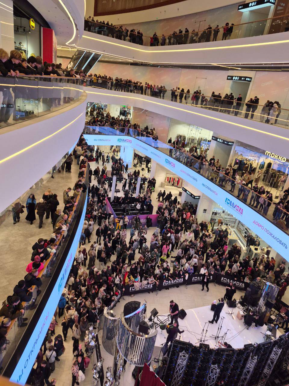 На открытие ТРК Голливуд сегодня собрался весь Петербург В программе модный показ розыгрыши а вечером на сцену вышли группа Марсель и певица Ханна Подписывайтесь на наш канал в МАХ agregiruem