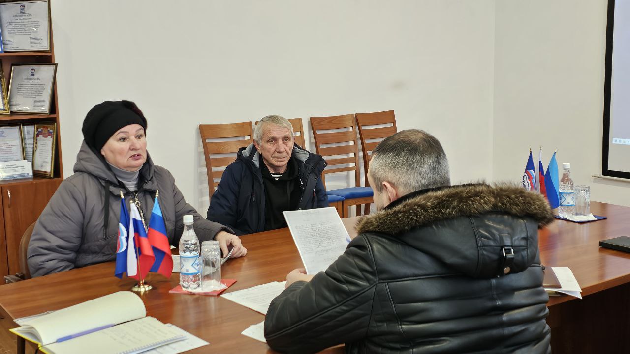 В общественной приёмной Единой России в ЛНР продолжаются приёмы граждан   Сегодня в Региональной общественной приёмной Председателя партии ЕДИНАЯ РОССИЯ Д А Медведева в ЛНР провел прием представитель командования воинской части 44744 совместно с сотрудником медицинской службы Возможность оказать содействие в решении тех или иных вопросов возникших у обратившихся это основная задача проводимых приемов Так на прием обратился сын военнослужащего награжденного Орденом Мужества посмертно Обратиться на прием заявителя побудил вопрос оформления документов для получения предусмотренных законодательством выплаты В ходе приема была оказана помощь в надлежащем оформлении документов для получения указанный выплаты Также в ходе приема была оказана помощь в правильном оформлении документов являющихся основанием для перевода военнослужащего в новое подразделение Всем лицам обратившимся на прием были даны исчерпывающие консультации оказано содействие в решении тех или иных вопросов проинформировал представитель командования воинской части 44744 Приём граждан прошёл в Региональной общественной приёмной председателя партии ЕДИНАЯ РОССИЯ Д А Медведева в ЛНР по адресу г Луганск ул Карла Маркса 7 кабинет 101   7 959 518 22 22 Приемграждан ЕдинаяРоссия ЕР81 ЛНР