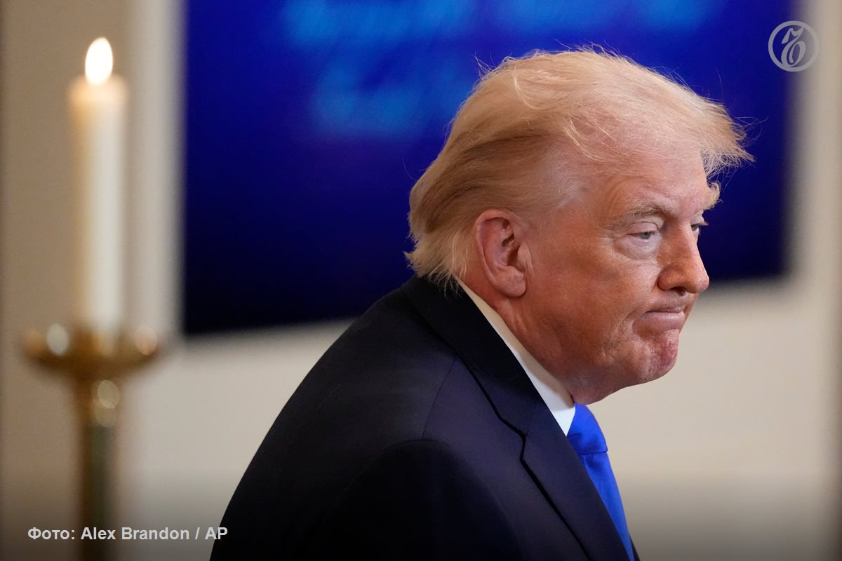 Женская сборная США по хоккею отказалась встречаться с Дональдом Трампом отклонив приглашение президента на его ежегодное обращение к Конгрессу о положении дел в стране Представитель Федерации хоккея США сослался на плотный график спортсменок Как сообщает NBC до этого господин Трамп пригласил на оглашение послания мужскую сборную Во время телефонного звонка который состоялся после их победы в финале олимпийского хоккейного турнира президент пошутил Я должен вам сказать нам придется пригласить и женскую сборную вы же понимаете Он заметил что если не пригласит спортсменок то ему за это объявят импичмент Женская и мужская сборные США по хоккею завоевали золото на Олимпийских играх   Подписывайтесь на Ъ в Telegram в MAX Оставляйте бусты