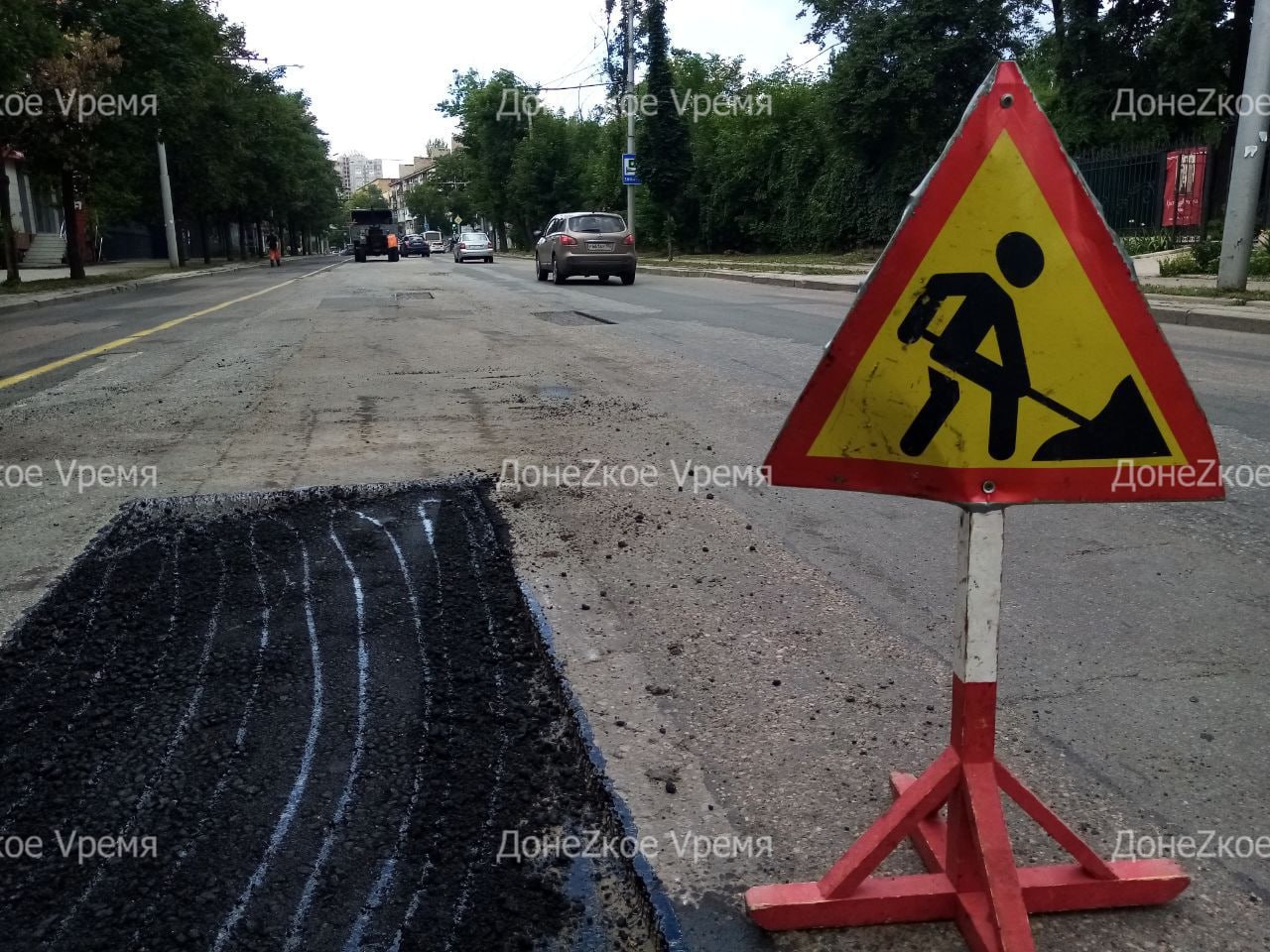 Работы продолжаются: дончанам предложили выбрать, какие улицы отремонтировать первыми В июне сотрудники "Дорожного ремонтно-строительного управления" продолжат плановый ремонт автодорог в Донецке, сообщил глава муниципального округа города Алексей Кулемзин. В этот раз в поле зрения специалистов оказались 24 улицы в шести районах столицы Республики. Дончанам предложили принять участие в голосовании, по итогам которого определится, какие дороги будут ремонтировать в первую очередь. В Ленинском районе свой голос можно отдать за Стадионную, Куйбышева или Ионова. В Куйбышевском — тоже за Куйбышева, а также за Славина, Лермонтова и проспект Шведова. В Киевском районе предлагается выбрать между улицами Челюскинцев, Байдукова, Павла Поповича, Молодых Шахтеров и проспектом 75-летия ФК "Шахтер". Пять вариантов и в Буденновском районе — улицы Краснооктябрьская, Майская, Абрикосовая, Клайпеды и Антропова. Жители Кировского района могут проголосовать за улицу Одинцова, Патриса Лумумбы или Шутова. В Петровском районе в голосовании принимают участие улицы Победы, Архитекторов, Летняя и Углегорская. Сделать свой выбор можно до 18:00 30 мая в телеграм-канале Алексея Кулемзина. Фото: Давид Худжец