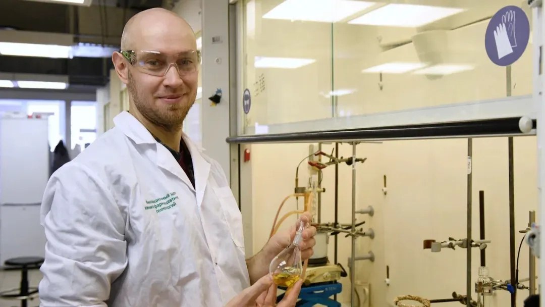 Химики УрФУ разработали соединения блокирующие рост опухолей Уральские ученые создали химические соединения которые останавливают рост раковых клеток не затрагивая здоровые ткани Одно из них фактически замораживает опухоль препятствуя ее увеличению Тестирование на разных типах рака показало вещества не уничтожают клетки а блокируют их деление Два соединения проявили избирательность и воздействовали только на клетки рака мочевого пузыря и глиобластомы Разработку поддержало Минобрнауки России При успешных испытаниях препарат может выйти на рынок через 7 10 лет Средний возраст выявления онкологии в стране составляет 65 лет Источник Ямал медиа Фото Владимир Петров УрФУ Подписаться Прислать новость Заказать рекламу