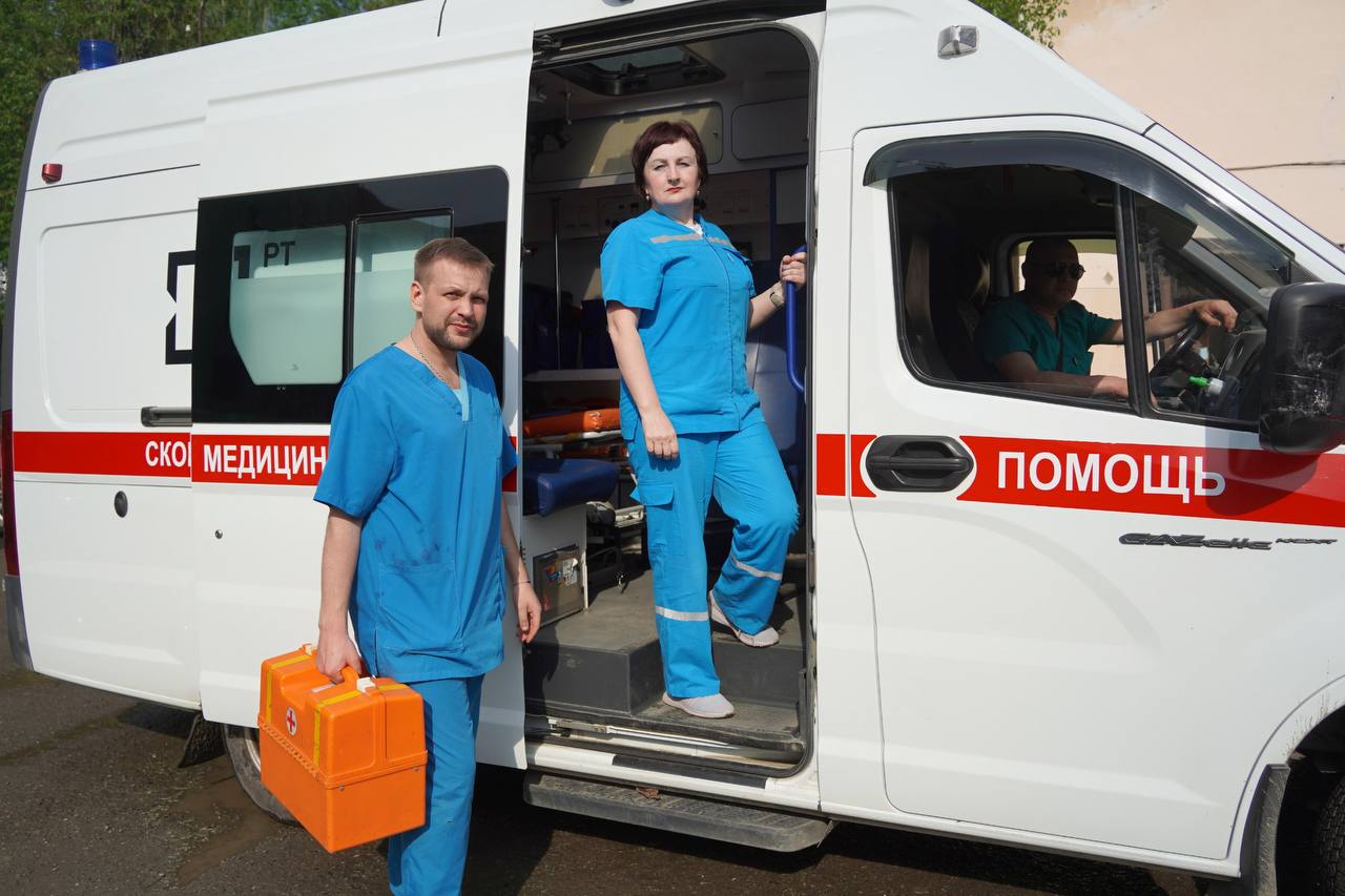 В Серове Свердловская область медики, пожарные и полицейские устроили спецоперацию по вызволению малыша из раскалённой до 50 градусов машины: мама отлучилась по делам, а когда вернулась, не смогла открыть авто. 2 июня бригада скорой помощи получила тревожный вызов: в закрытой машине на палящем солнце замурован ребёнок. Температура на улице +32, а салон машины прогрелся до 50 градусов. По словам мамы, она оставила малыша в машине буквально на несколько минут, а когда вернулась — не смогла открыть авто, так как замок заклинило. На место прибыли полиция, медики и пожарные. При этом женщина почему-то вызвала спасателей лишь через час. Медики отвлекали малыша, а пожарные поливали авто водой из брандспойта, чтобы хоть немного снизить температуру в салоне. Когда стало понятно, что замок открыть не получится, спасатели убедили маму, что нужно разбить стекло, чтобы освободить ребёнка как можно скорее. После того как кроха наконец был спасён, ему тут же дали воды — по словам очевидцев, он мгновенно выдул целую бутылку. Малыш ещё некоторое время приходил в себя на свежем воздухе, но в итоге серьёзно не пострадал. Подписывайтесь, это Baza