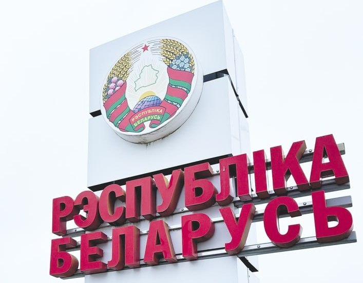 В Департаменте по гражданству и миграции МВД обращают внимание: наниматели могут заключать срочные трудовые договоры с иностранными гражданами не до 31 декабря, а на год с момента заключения Ситуацию прокомментировала первый заместитель начальника ДГиМ Инна Студеничник: — Компетентными органами нашей страны выработана согласованная позиция о возможности заключения с трудящимися-иммигрантами, привлекаемыми нанимателями в рамках Перечня профессий рабочих должностей служащих без учета ограничений по защите национального рынка труда. Теперь при заключении срочных трудовых договоров сроком не более одного года не нужно привязываться к сроку действия указанного Перечня. Наниматели вправе заключить срочный трудовой договор, например, с 1 августа 2025 года по 31 июля следующего года. Вместе с тем в случае, если профессия рабочего должность служащего будет исключена из указанного Перечня с 1 января следующего года, нанимателю необходимо обратиться за получением специального разрешения на право занятия трудовой деятельностью в Республике Беларусь в отношении иностранного работника до 1 января 2026 года. При истечении срока действия срочного трудового договора по соглашению сторон со следующего дня после его окончания может быть заключен новый срочный трудовой договор. При этом, увольнение работника не производится. Обращаем внимание, что обозначенная возможность распространяется на новые срочные трудовые договоры, заключенные с трудящимися-иммигрантами с июля текущего года. Заключенные до этого трудовые договоры действуют до 31 декабря 2025 года. Инна Борисовна обратила внимание: порядок трудовых отношений с заключением срочных трудовых договоров популярен как у нанимателей, так и у иностранцев. С начала года подобным образом в нашу страну уже привлекли около 13 тысяч работников из-за рубежа. Редакция МВД в Telegram Instagram