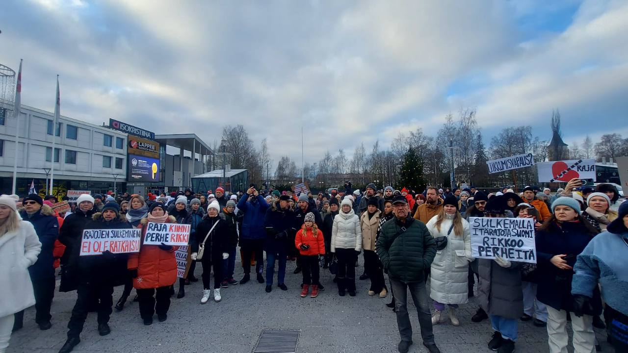 В Финляндии пройдёт серия митингов с требованием открыть границы с Россией  На середину декабря в четырёх городах Финляндии — Тампере, Хельсинки, Лаппеенранте и Лахти — запланированы митинги с требованием возобновить работу пограничных пунктов пропуска с Россией. Организатором акций выступает Александровское общество, объединяющее русскоязычное население страны.  НКО заявило, что закрытие границы с Россией «разрушает жизни людей», и призвало правительство поставить человеческие потребности выше экономических соображений. «Если граница открыта для грузовых перевозок, она должна быть открыта и для людей», — утверждают представители Александровского общества.  Все митинги запланированы на 15 декабря, они уже согласованы с местными властями и правоохранительными органами.  В ноябре 2023 года Финляндия закрыла автомобильные погранпереходы с Россией, объяснив это решение необходимостью контролировать поток беженцев из третьих стран. В МИД России назвали произошедшее созданием новых разделительных линий в Европе.  #россия #финляндия #общество #митинг #границы