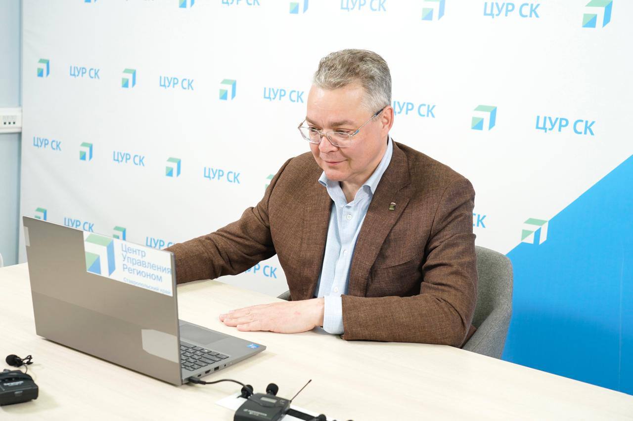В. Владимиров: «Программа «Герои Ставрополья» будет продолжена» Одной из тем прямой линии главы края стала реализация кадровой программы «Герои Ставрополья». Владимир Владимиров подчеркнул, что программа будет продолжена и после завершения работы с первым набором участников. «Сейчас мы ведём работу с ребятами из первого набора, которые уже прошли отбор. После окончания всех этапов с этой группой мы продолжим реализацию программы. Сделаем всё, чтобы как можно больше наших бойцов — героев СВО — были вовлечены в работу органов власти», — отметил губернатор. Программа «Герои Ставрополья» направлена на поддержку ветеранов и участников СВО через интеграцию в систему публичной власти. Программа включает отбор, тестирование, обучение, стажировку и последующее трудоустройство. Участвовать могут жители края с высшим образованием, прошедшие службу в зоне специальной военной операции.