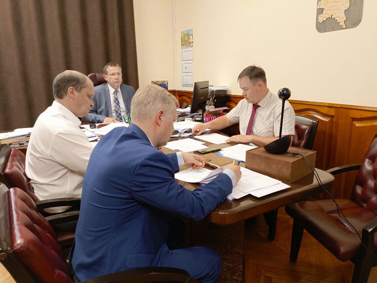 В режиме видеоконференции обсудили с главами округов и районов подготовку к предстоящему отопительному сезону. Они рассказали, как идёт ремонт котельных и теплотрасс, какие работы уже выполнены и что еще предстоит сделать. Наша общая задача – обеспечить бесперебойное и надежное теплоснабжение всех потребителей. Особое внимание уделили закупке топлива. Процесс уже начался, а там, где он только стартует, – есть четкие планы. Министерство энергетики и ЖКХ Кировской области держит этот вопрос на контроле. Не менее важен и кадровый вопрос. Руководители районов заверили, что кочегары и операторы котельных готовы к работе, а укомплектованность персоналом находится на удовлетворительном уровне. Продолжаем работу по подготовке к отопительному сезону.