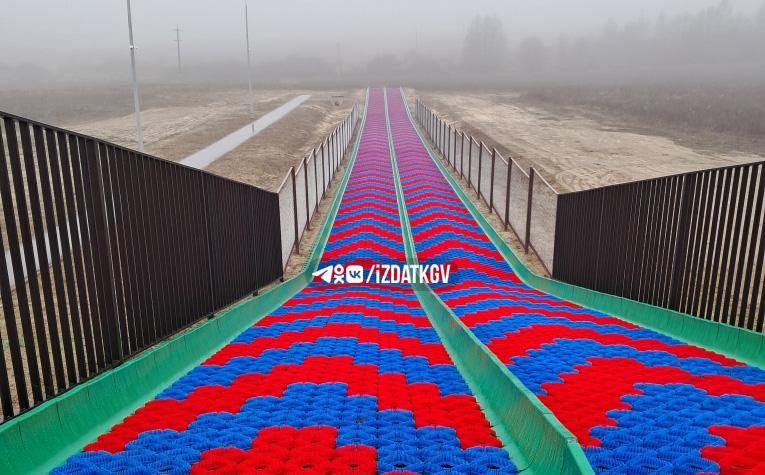 Всесезонную тюбинговую горку построили в Хвастовичах Уже через неделю она будет принимать первых гостей Всесезонная горка для катания построена по программе поддержки молодежных инициатив Стоимость объекта почти 2 млн Горка имеет высоту более 5 метров и протяженность более 100 Оборудованы две дорожки для катания лестница пешеходная зона Во времена когда снега нет на горке можно кататься на специальных ватрушках с пластиковым дном Место для строительства выбрали на окраине села Чтобы было удобно заезжать предусмотрена просторная стоянка для авто территория заасфальтирована Установлены мусорные контейнеры освещение видеонаблюдение На территории находится ларек для хранения и выдачи ватрушек Подписаться Прислать новость