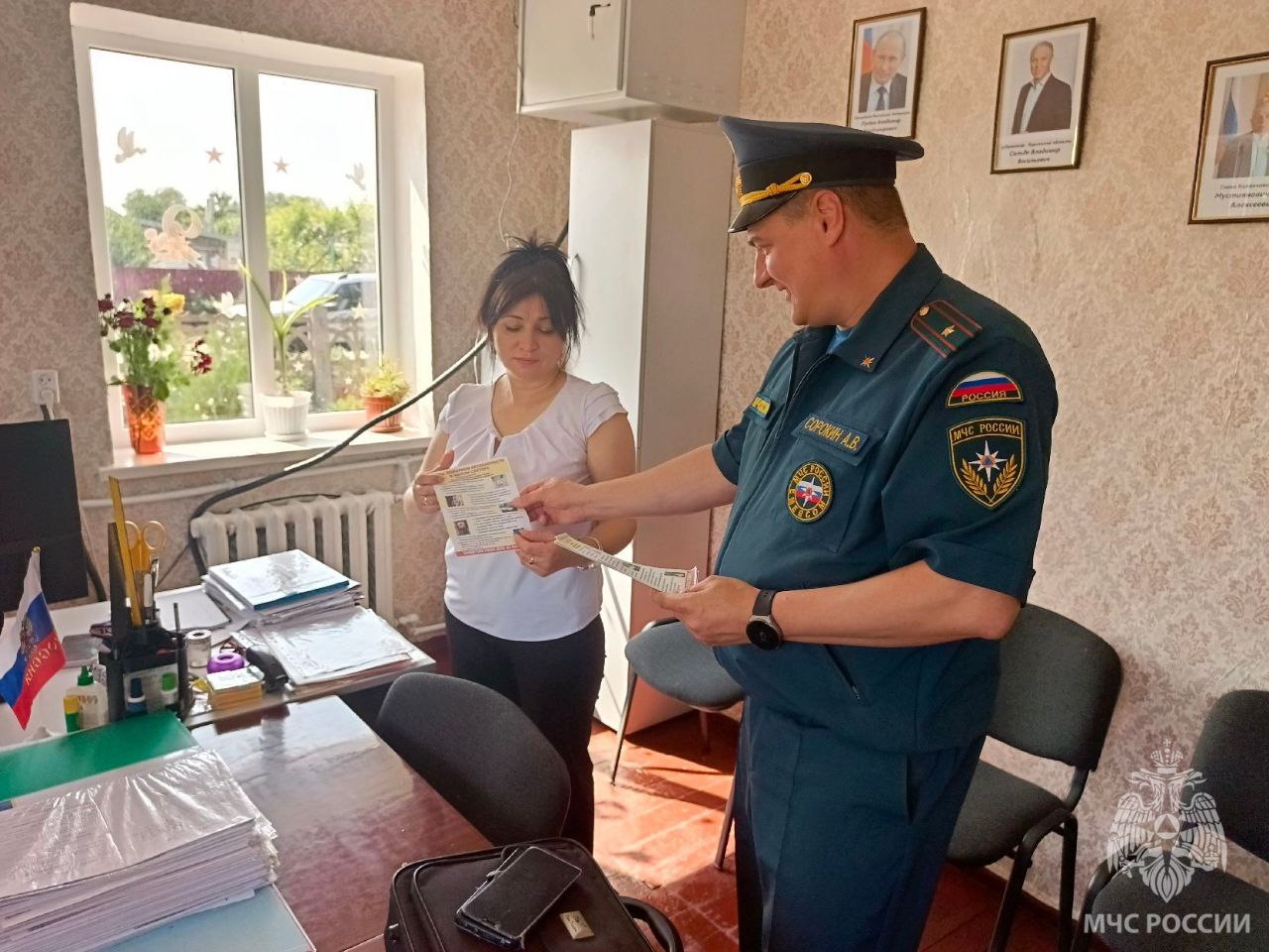 Безопасность на первом месте В селе Новопавловка сотрудники МЧС России совместно с главным специалистом территориального отдела Каланчакского округа организовали профилактические мероприятия, направленные на повышение уровня пожарной безопасности среди жителей и руководителей местных учреждений. "Во время рейда населению были вручены памятки, которые содержат практические советы и рекомендации, направленные на снижение рисков возникновения возгораний. Особое внимание было уделено вопросам обеспечения пожарной безопасности уязвимой категории граждан," - отметил начальник отдела надзорной деятельности и профилактической работы по Каланчакскому округу Александр Сорокин. В условиях возможных чрезвычайных ситуаций своевременная реакция на них и соблюдение правил могут спасти человеческие жизни. Именно поэтому подобные рейды должны происходить на регулярной основе во всех населенных пунктах Херсонской области.