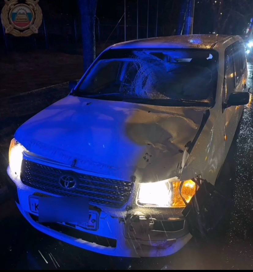 Двух студенток сбили на «зебре» в Комсомольске-на-Амуре Вчера, 25 апреля, на проспекте Ленина, водитель сбил двух девушек, переходивших дорогу по пешеходному переходу. Девушки — студентки местных вузов — получили тяжелые травмы. Их экстренно увезли в городскую больницу. За рулем был 65-летний мужчина. По предварительным данным, он не уступил пешеходам, которые переходили в установленном месте. Как сообщается, переход был освещен, а водитель оказался трезв. Сейчас выясняются все обстоятельства происшествия, в том числе техническое состояние машины. Фото: AmurMedia Прислать новость