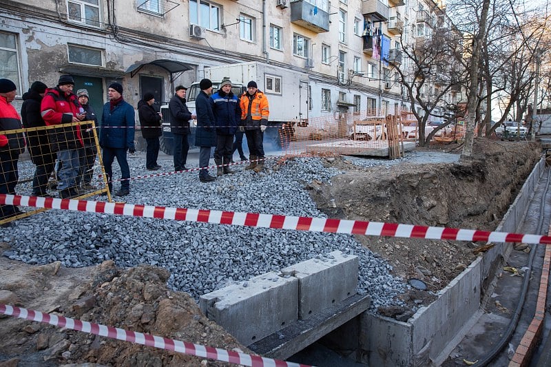 Раскопанные проходы и проезды к домам в Первомайском районе, где ремонтировали теплосети, должны засыпать до конца декабря. Асфальтирование и восстановление разрушенного благоустройства, само собой, откладывается на весну. Во ВПЭС почёркивают, что масштабный ремонт помог снизить количество аварий на сетях в этом отопительном сезоне. Однако многие жители лишились нормальных дорог и тротуаров у своих домов, раскопки прошлись и по детской площадке, а кто-то до сих пор выходит из подъездов по деревянным мосткам через рвы.  Фото: администрация Владивостока