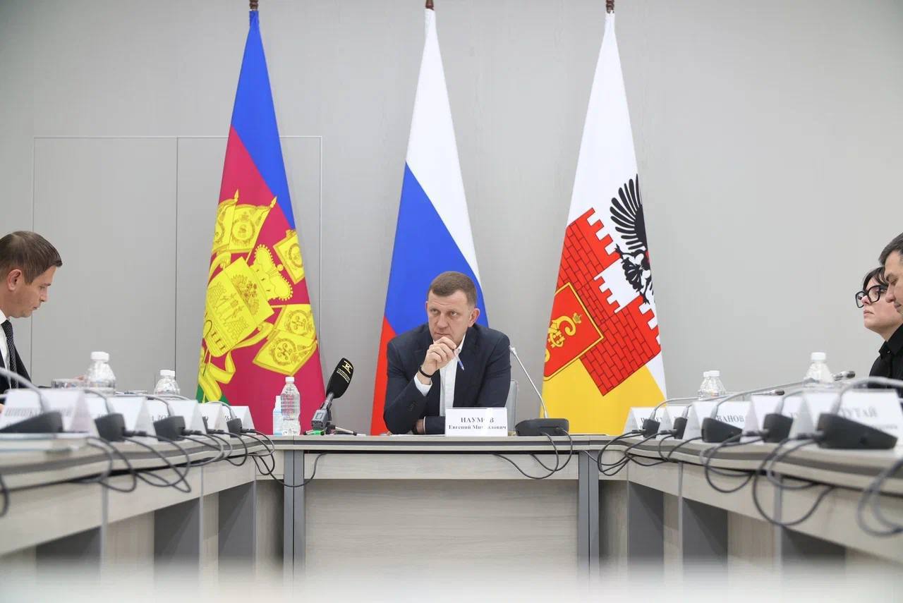 Снова вернулись к теме уличного освещения поскольку это основа безопасности и комфорта горожан По моему поручению специалисты департамента городского хозяйства и ТЭК провели детальный анализ десятков участков улиц в том числе на Герцена Тургенева Севастопольской Рашпилевской Дальней Каляева и др Акцент был сделан на территории у социальных объектов школ детсадов поликлиник муниципальных спортзалов Анализ показал что на части из них имеющихся мощностей не хватает Где то необходимо построить дополнительные линии освещения где то доустановить опоры и светильники Поэтому был разработан план соответствующих работ Как отмечал ранее с начала года в Краснодаре построили 17 6 км сетей освещения Коллеги доложили что в этом году планируется выполнить соответствующие работы в станице Старокорсунской на ул Садовой на участке от ул Красной до ул Кирпичной Также подготовлен проект строительства сетей освещения пешеходной зоны по ул Колхозной от дома 63 до дома 71 Анализ улиц с уже обустроенными сетями уличного освещения будет продолжен жкхКРД