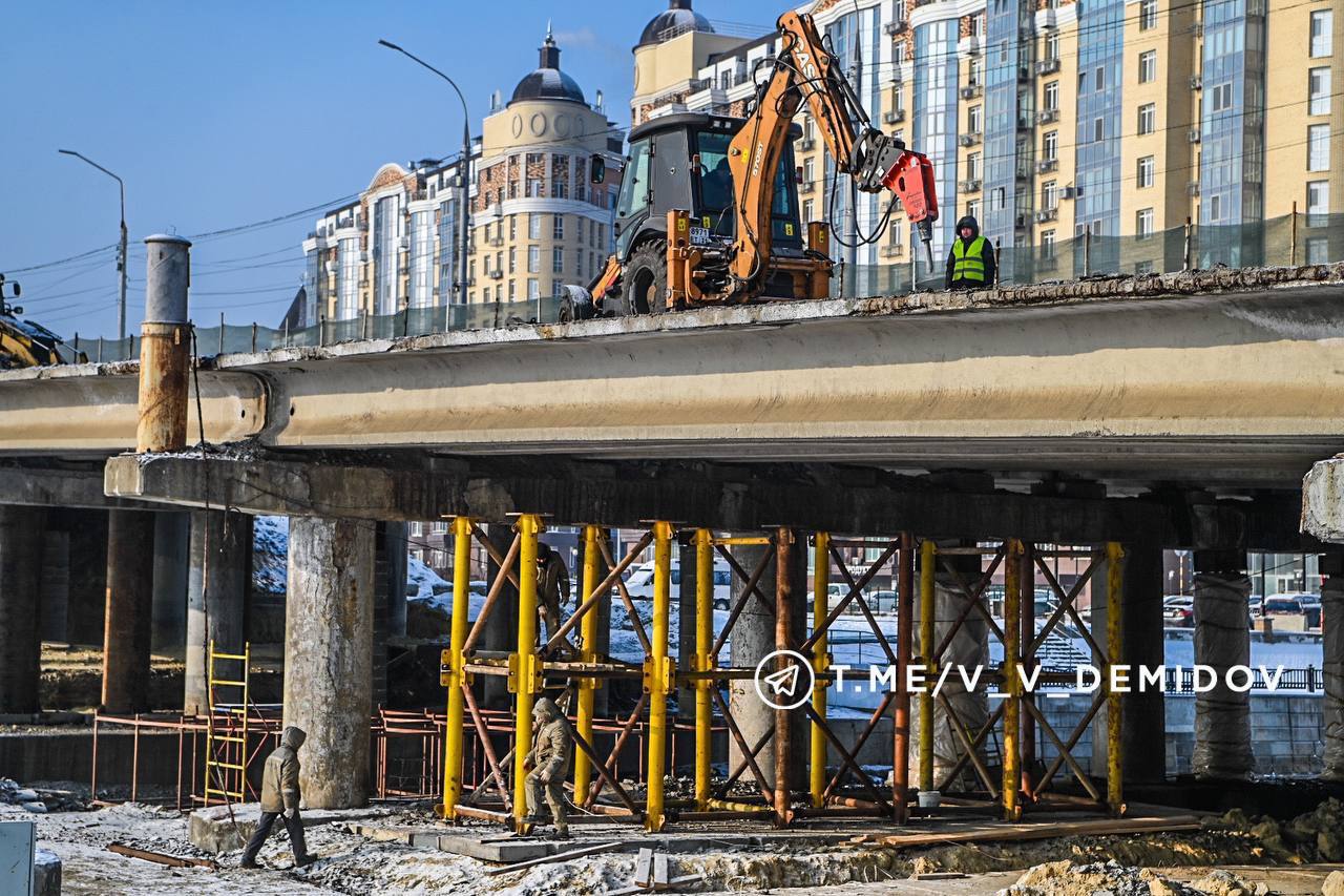 В Белгороде полным ходом идет ремонт моста через реку Везелку на улице Николая Чумичова  Строители выполнили демонтаж асфальтобенного покрытия, перильного ограждения, наружного освещения, приступили к выполнению подготовительных работ по демонтажу пролетных строений.   Мост был возведен в 1989 году. Конструкции и дорожное полотно находились в очень плохом состоянии. В этом году мы впервые его капитально отремонтируем, обеспечив безопасность всех участников дорожного движения.  Предстоит обновить 55 балок пролетных строений, заменить все элементы мостового полотна, включая деформационные швы, барьерное и перильное ограждения, элементы водоотвода, дорожную одежду мостового полотна и сопряжения. Также планируется усилить 44 стойки промежуточных опор, обустроить удобные лестничные сходы, водоочистные сооружения.  Итогом этой большой работы станет не только обеспечение безопасности автомобилистов и пешеходов, но и увеличение пропускной способности участка. После завершения ремонта мы получим пять полос для движения транспорта: три в прямом направлении к ул. Костюкова, включая выделенную для общественного транспорта  шириной 3,25 м, 3,25 м и 3,75 м  и в обратном направлении шириной 3,25 м и 3,5 м. Увеличить количество полос нам удастся за счет сужения конструкции разделительной полосы до 2,70 м. Обустроим тротуары с разделением велосипедного и пешеходного движения.