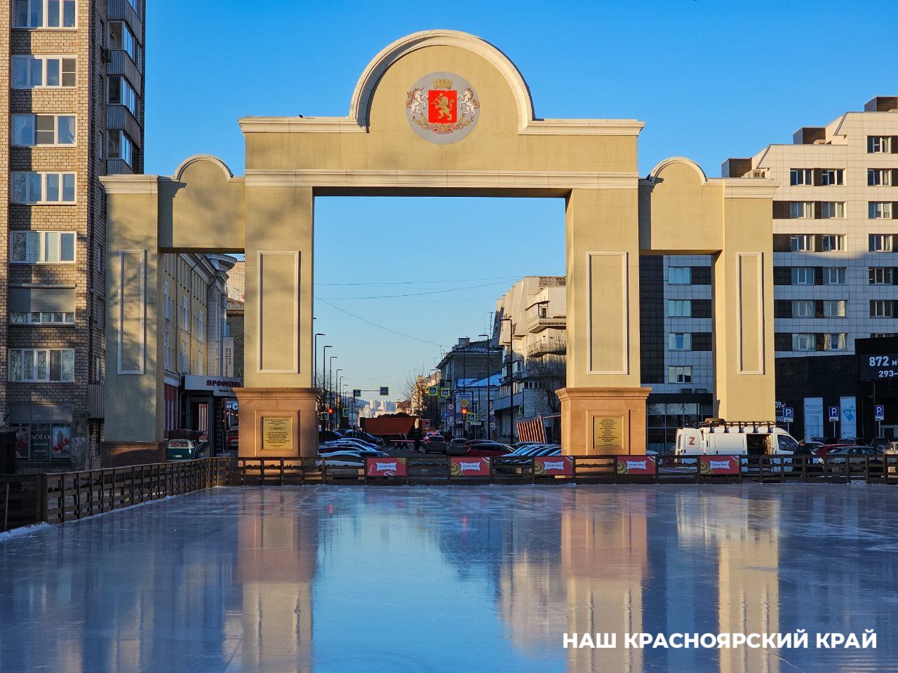 Катки и лыжные базы закрываются Красноярск готовится к 40 градусным морозам С 15 по 20 января отменены массовые катания на всех открытых катках и лыжных базах Занятия спортивных школ будут проходить только в закрытых помещениях В Красспорте просят горожан не посещать и спортивные дворовые площадки чтобы избежать обморожения Шатер на катке на площади Мира временно станет пунктом обогрева Там можно будет согреться и выпить чай Фанпарк Бобровый лог также сообщил что закроется с 15 до 18 января Дальше график работы могут дополнительно скорректировать с учетом погоды