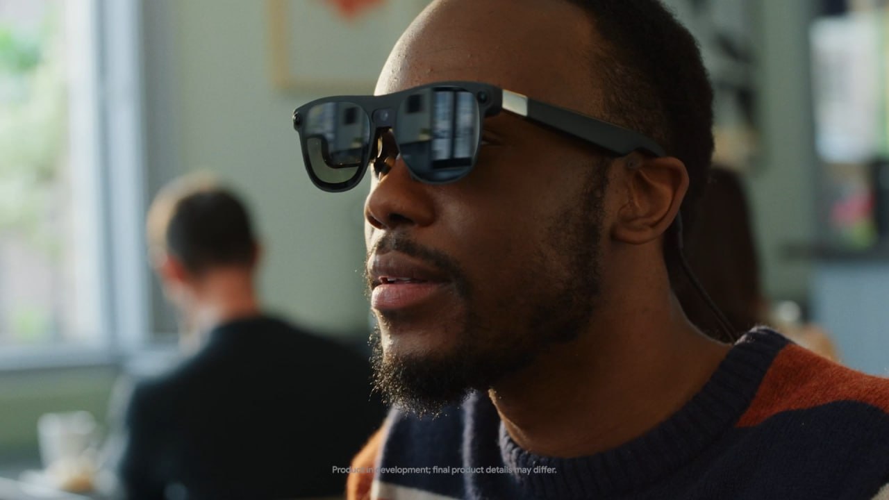 Google выпустит умные очки с ИИ в 2026 году В разработке находится сразу несколько моделей на базе операционной системы Android XR Одни очки будут безэкранными только с камерами и динамиками для общения с ассистентом Gemini Другая версия получит встроенные в линзы дисплеи Также показали концепт Project Aura проводные очки способные заменить рабочий монитор или домашний кинотеатр Чтобы гаджет выглядел стильно а не как громоздкий шлем техногигант привлек к разработке модные бренды Gentle Monster и Warby Parker Последние уже получили 75 млн инвестиций на разработку settersmedia news