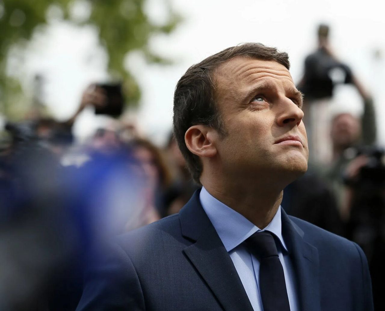 Уровень доверия к Макрону достиг исторического антирекорда Рейтинг президента Франции находится на самом низком уровне за последние полвека Об этом пишет газета Figaro со ссылкой на данные опроса проведённого для неё компанией Verian Общий рейтинг доверия действующему главе государства за прошедший месяц упал на пять процентных пунктов и сейчас составляет 11 в то время как 84 опрошенных Макрону не доверяют следует из результатов опроса Подписывайтесь на Выборный в МАХ