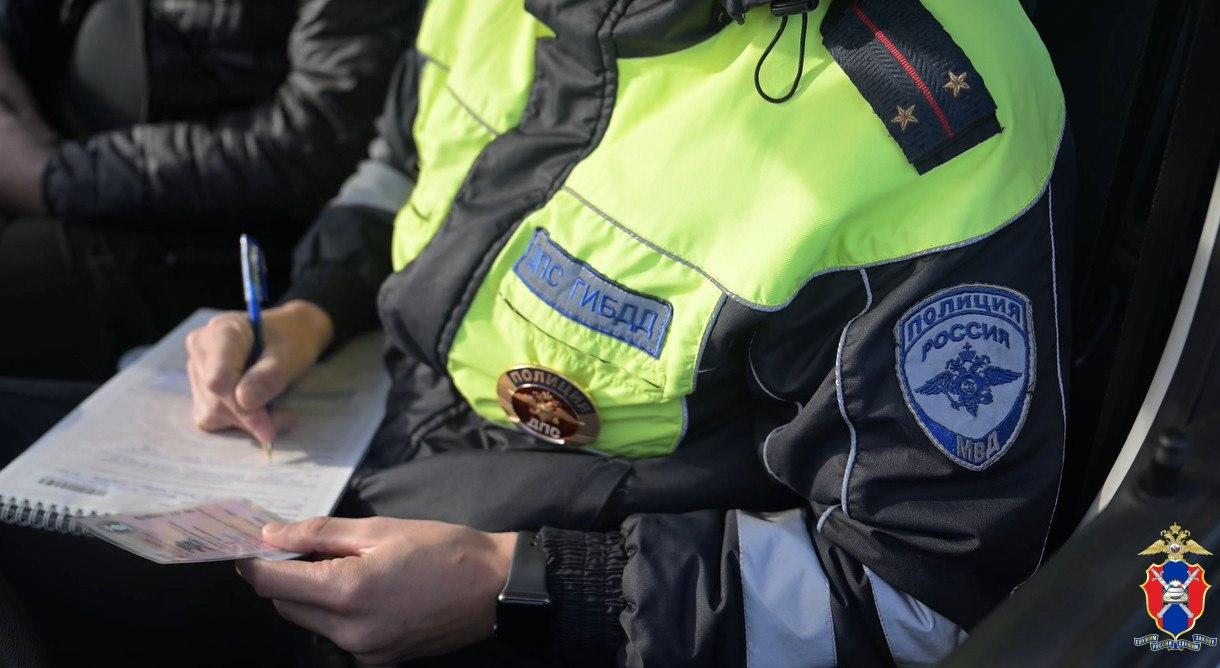 Управление Госавтоинспекции Херсонской области информирует За прошедшие выходные на территории Херсонской области сотрудниками Госавтоинспекции выявлено 218 административных нарушений Основными нарушениями стали Управление транспортным средством водителем находящимся в состоянии опьянения 1 1 Нарушение правил применения ремней безопасности или мотошлемов 1 4 Выезд на полосу предназначенную для встречного движения 6 Управление транспортным средством водителем не имеющим права управления транспортным средством 3 4 Управление транспортным средством на котором установлены стекла светопропускание которых не соответствует требованиям технического регламента о безопасности колесных транспортных средств 1 9 Нарушение требований к перевозке детей 1 7 Иные нарушения 1 1 7 Управление Госавтоинспекции Херсонской области предупреждает водителей об административной ответственности за нарушение Правил дорожного движения Напоминаем что о фактах управления транспортными средствами водителями находящимися в состоянии опьянения можно сообщить по телефону дежурной части Госавтоинспекции ГУ МВД России по Херсонской области 7 990 101 42 25 или по номеру телефона доверия ГУ МВД России по Херсонской области 8 860 269 00 03 Госавтоинспекция желает всем безопасных дорог