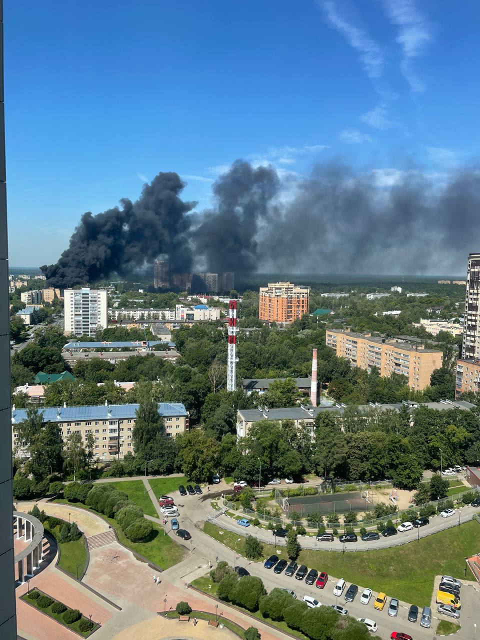 В подмосковном Пушкино сильный пожар. Загорелась крыша пятиэтажного дома на Московском проспекте. Местные жители пишут, что крышу ремонтировали и пожар случился во время работ. UPD: Пожар локализован на площади 500 кв. м., пострадавших нет. Если вы были рядом и что-то видели, то пишите нам: Фото: Pushkino_official / Telegram