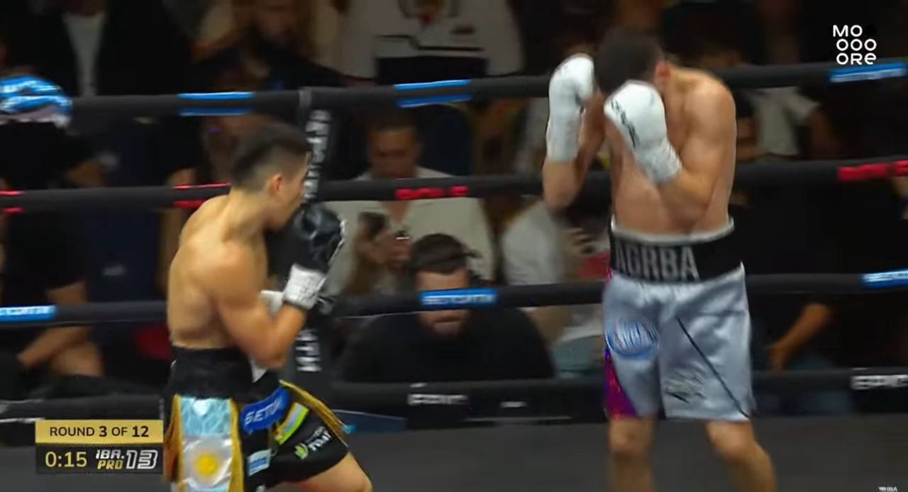 Проходит бой реванш между Харитоном Агрба и Рубеном Муньосом в Дубае Боксеры выступают в весовой категории до 63 5 кг Для Агрба этот поединок имеет особое значение он стремится взять реванш у Муньоса после того как в июле в Екатеринбурге потерпел от него первое поражение в карьере На кону статус претендента на титул чемпиона мира по версии IBA в первом полусреднем весе Апсныпресс Instagram Facebook Дзен