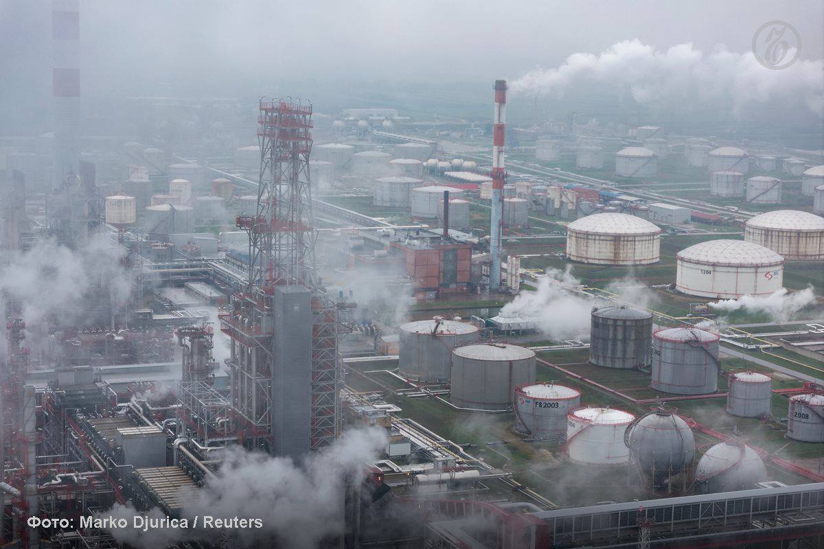 Президент Сербии Александр Вучич предупредил что главный НПЗ страны в Панчево основным владельцем которого является российская Газпром нефть остановится 2 декабря и что страну ждут серьезные проблемы По словам президента произойдет это из за того что США отказываются дать отсрочку на введенные против NIS санкции на 50 дней после чего Белград обещал ввести в российской компании сербское госуправление Таким образом он дал понять что выход из нынешней ситуации видит в сценарии аналогичном болгарскому введении в NIS сербского госуправления так же как болгарские власти поступили в отношении принадлежащего ЛУКОЙЛу НПЗ в Бургасе после введения против российской компании американских санкций С подробностями корреспондент Ъ на Балканах Геннадий Сысоев Подписывайтесь на Ъ Оставляйте бусты