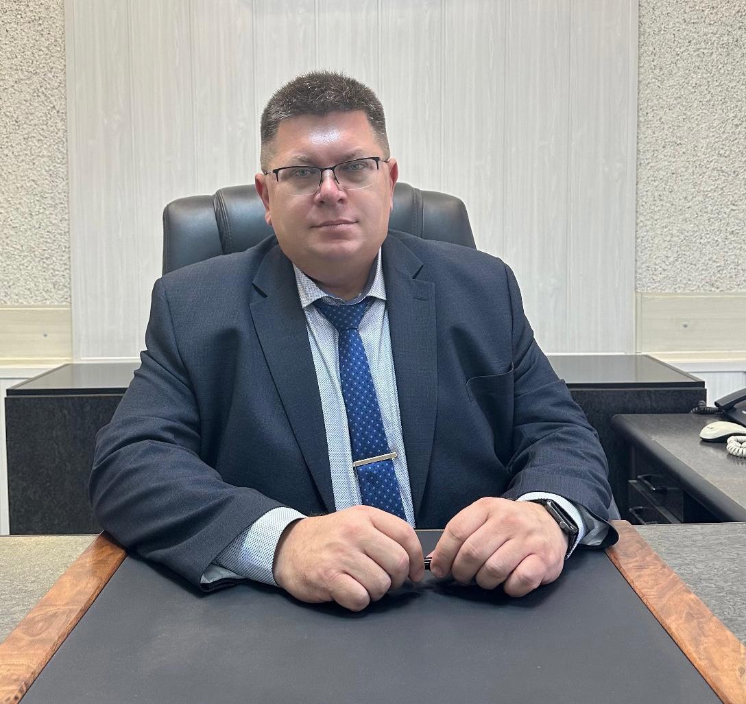 Сегодня назначил главой администрации Ленинского района Юрия Михайловича Овчаренко Юрий Михайлович на протяжении нескольких лет работал в муниципальных предприятиях и администрации района знает его проблемы и особенности чётко понимает как организовать работу на земле Более 5 лет возглавлял МКУ Ленинское затем перешёл на должность первого заместителя главы администрации Уверен что он справится с задачами и будет делать всё для того чтобы Ленинский район развивался и становился лучше