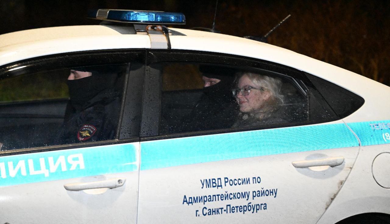 Солистку Наоко и гитариста Орлова из группы Стоптайм в третий раз доставили в полицию сразу после второго срока в СИЗО Диане Логиновой настоящее имя певицы и Александру Орлову вновь вменяют организацию массового пребывания граждан в общественных местах повлекшего нарушение общественного порядка Ранее 16 октября музыкантов уже задерживали за организацию несогласованного массового мероприятия у метро Площадь Восстания Тогда Логинова получила 13 суток а Орлов 12 суток 28 октября после того как музыканты отбыли арест их задержали по той же статье Как сообщают СМИ материалы очередного дела будут направлены в суд с ходатайством о применении нового административного ареста Фото соцсети Подписывайтесь на BFM И в MAX