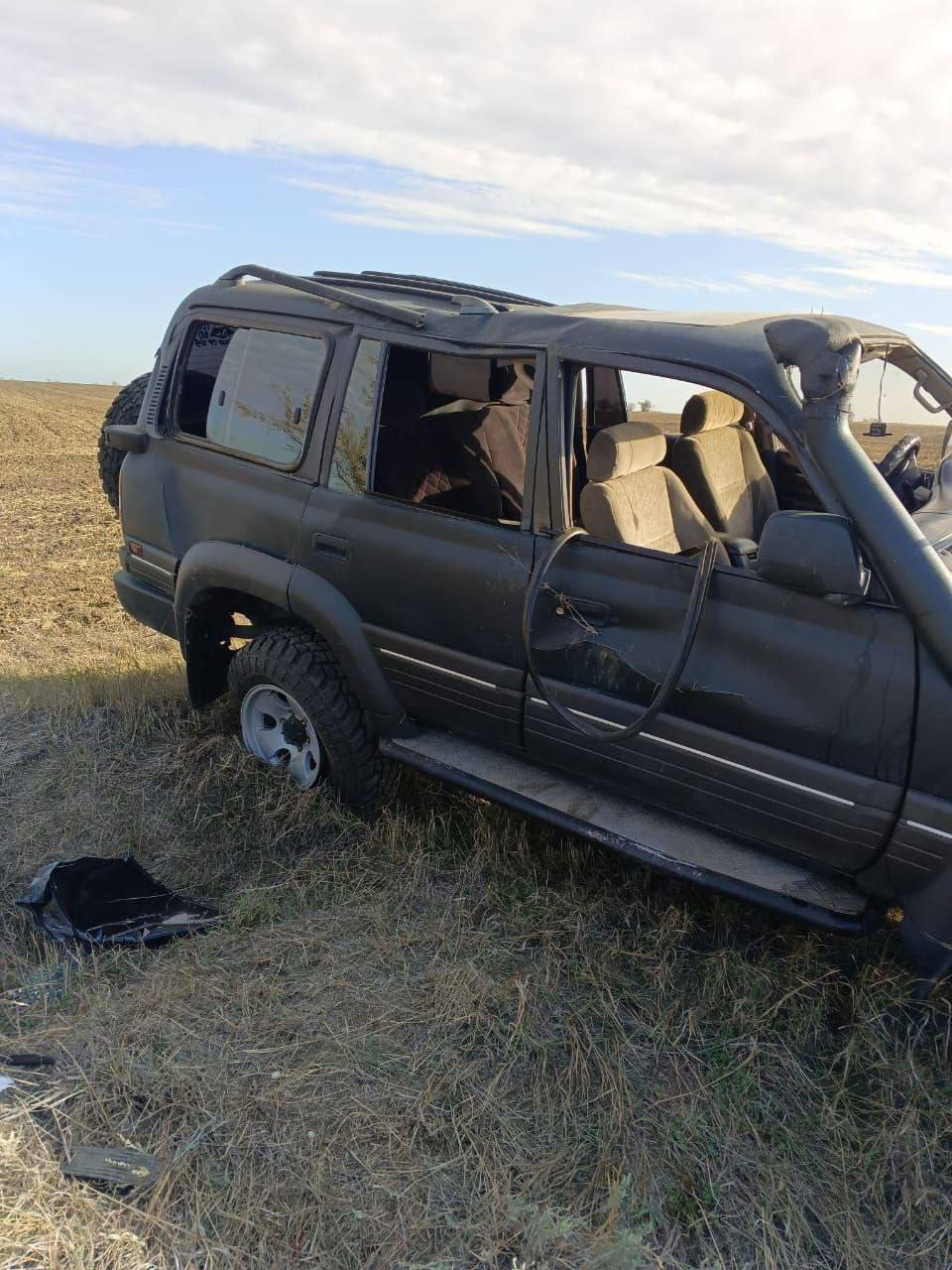 В Советском районе местные жители осуждены за угон дорогостоящего автомобиля.   В сентябре 2024 года подсудимые, находясь в селе Урожайное, будучи в состоянии алкогольного опьянения, вступили в преступный сговор, направленный на угон автомобиля «Лексус».    Воспользовавшись тем, что двери автомобиля не заперты, при помощи кнопки старт-стоп запустили двигатель и начали движение.   Выехав за пределы населенного пункта, находившийся за рулем автомобиля злоумышленник, не справился с его управлением и допустил опрокидывание.   Собственнику транспортного средства причинен ущерб в размере более 912 тыс. рублей.   Суд с учетом позиции государственного обвинителя приговорил мужчин к 1 году 10 месяцам и 2 годам лишения свободы условно с испытательными сроками на 2 года каждого.  Крымский мост   Новости Крыма