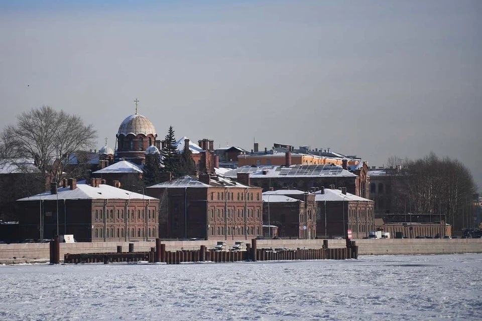 Кресты останутся Крестами петербуржцы проголосовали за историческое название Более 12 тысяч человек приняли участие в голосовании за будущее название бывшей тюрьмы на Арсенальной набережной и 8 7 тысячи выбрали классическое Кресты Конкуренты вроде Питерского централа или Белых ночей остались далеко позади Легендарный комплекс 1892 года построят заново как культурное пространство с музеем гостиницей гастрономической улицей и выставками но без переименования Алексей Булатов Читай нас в MAX Читай нас в Telegram