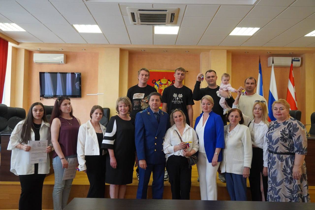 В Керчи благодаря вмешательству прокуратуры сироты обеспечены жильем. Установлено, что 12 местных жителей, оставшись в несовершеннолетнем возрасте без попечения родителей, были включены в список лиц, подлежащих обеспечению помещениями специализированного жилищного фонда. Вопреки требованиям закона, по достижении 18-летнего возраста жилье им предоставлено не было. В связи с этим прокуратура обратилась в суд с исковыми заявлениями о возложении на администрацию города Керчи принять меры к восстановлению нарушенных прав сирот. Благодаря вмешательству прокуратуры молодым людям предоставлены девять благоустроенных квартир, а также выданы три жилищных сертификата.