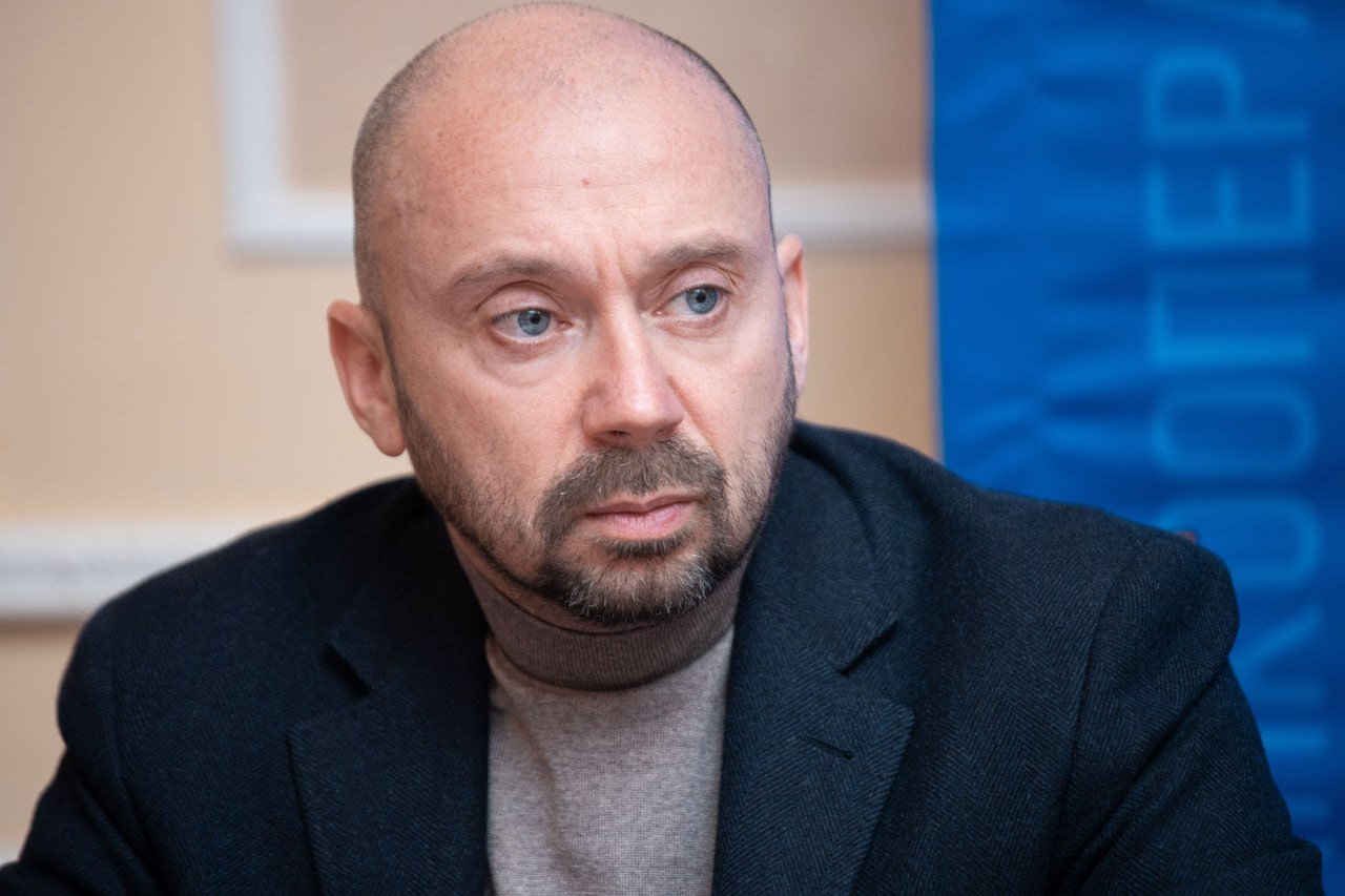 Минэк провел первое заседание штаба по рассмотрению вопросов неплатежей отдельных юрлиц субъектам МСП Участники встречи под председательством главы министерства Максима Решетникова обсудили ситуацию с неплатежами а также предложения бизнеса по решению этой проблемы В начале этого года действительно фиксируется затягивание оплаты со стороны крупных заказчиков заявил Ведомостям член корсовета Деловой России учредитель ГК АИР Алексей Кучмин Власти сейчас рассматривают переход к электронному актированию закупок госкомпаний по 223 ФЗ по аналогии с механизмом 44 ФЗ который регулирует процедуры госзакупок По словам делоросса это позволит создать прозрачную среду фиксировать точную дату получения документа заказчиком устанавливать четкие временные рамки для подписания или мотивированного отказа а также снижать уровень коррупции Повышение штрафов и пени для госкомпаний назревшая мера однако она сработает только в комплексе с неизбежностью наказания сказал делоросс Важно чтобы просрочка оплаты по 223 ФЗ стала экономически менее выгодной чем оплата штрафа подчеркнул Алексей Кучмин