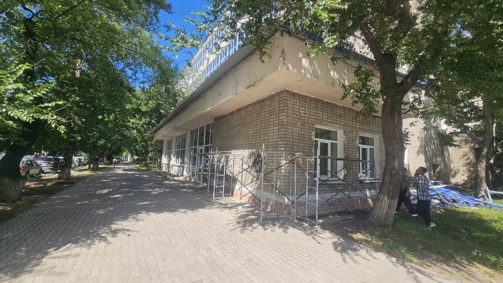 В Благовещенске появится новый сквер на улице Амурской  Рядом со зданием «Ростелекома» в следующем году появится современный сквер. Площадь – 350 кв. метров.  Сквер расположится на Амурской, 205. Сейчас на месте идут подготовительные работы: территорию благоустраивают, обновляют фасад здания, прокладывают коммуникации.   В мэрии рассказали, что перед началом работ в сквере проверили зеленые насаждения. Найдены деревья, которые находятся в неудовлетворительном состоянии, их вырубят, но посадки обещают компенсировать.   После благоустройства сквера территорию дополнительно озеленят. Высадят 11 клёнов, декоративные кустарники и засеют газон.  Также установят скамейки, светильники, урны, положат тротуарную плитку.          Реклама