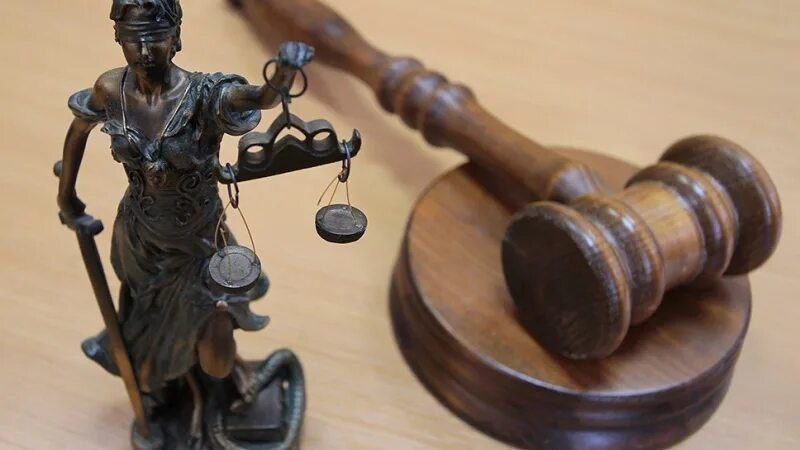 В Сыктывкаре 23-летнего местного жителя признали виновным в мошенничестве на сумму более 12,6 млн рублей. В 2023 году сыктывкарец заявил знакомым, что может купить товары со значительными скидками. Однако это было неправдой. Некоторые люди откликнулись не предложение жителя столицы Коми. Горожанин собирал деньги в качестве предоплаты. Своих обязательств фигурант не выполнил. Кроме того, молодой человек брал в долг у знакомых деньги, но не возвращал их. Ущерб потерпевшим превысил 12,6 млн рублей В надзорном ведомстве добавили, что было возбуждено уголовное дело. Сыктывкарец признал свою вину. Восьми знакомым горожанин полностью возместил ущерб, еще двум – частично. Суд признал жителя Коми виновным. Его приговорили к пяти годам лишения свободы. Отбывать срок осужденный будет в исправительной колонии общего режима. Его оштрафовали на 200 тысяч рублей. Также удовлетворены иски потерпевших о невозмещенном ущербе на сумму свыше 10 млн рублей. Приговор не вступил в законную силу.