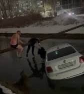 СКР возбудил дело о халатности против чиновников Махачкалы из за ДТП с падением машин в канал Следственный комитет Дагестана возбудил уголовное дело о халатности в отношении должностных лиц администрации Махачкалы и городского Управления ЖКХ Их обвиняют в том что они не установили барьерные ограждения вдоль водоканала имени Октябрьской Революции По версии следствия бездействие чиновников привело к опасным условиям на дорогах учащению ДТП и случаям опрокидывания автомобилей в канал Это существенно нарушило права граждан на безопасность РГВК Дагестан в Max