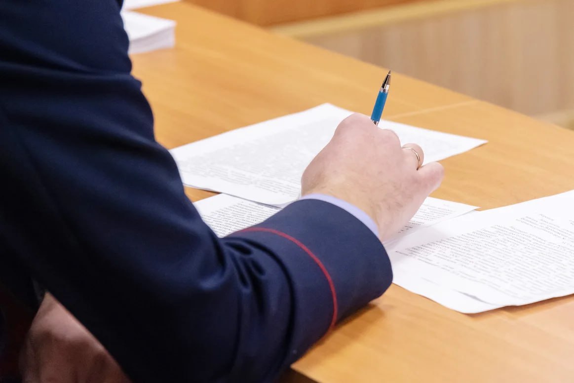 Глава СКР поручил возбудить дело после нападения собаки на ребенка в Моздоке Председатель СКР Александр Бастрыкин поручил возбудить уголовное дело по факту нападения домашней собаки на 10-летнюю девочку в Моздоке Северной Осетии, сообщает информационный центр ведомства. «В средствах массовой информации сообщалось, что в Моздоке домашняя собака напала на 10-летнюю девочку, причинив ей телесные повреждения. Ребенку потребовалась медицинская помощь», – говорится в сообщении. Следственные органы СКР по Северной Осетии начали процессуальную проверку. Руководитель ведомства поручил начальнику СУ СКР по республике Валерию Устову инициировать уголовное производство и доложить о расследовании. Подписывайтесь на «КрыльяTV»