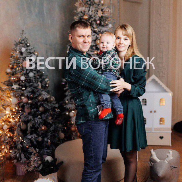 На фото 2 летний Матвей который упал в шахту лифта в ЖК Крымский квартал Ребёнок отделался испугом и гематомами Следком возбудил уголовное дело по статье об оказании услуг не отвечающих требованиям безопасности По данным Вести Воронеж представители застройщика и ДСК на связь с родителями Матвея так и не вышли Большой воронежский Подписаться И на всякий в Maх