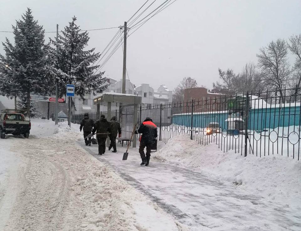 В Биробиджане продолжают устранять последствия непогоды  В ночь коммунальные службы расчищали основную автомобильную сеть города от снега. МАЗ прошёл до 13 км, а также в  п. Августовском приводили в порядок основные дороги.  С утра МТЗ вышли на очистку пересекающих улиц Текстильная Постышева, переулки Швейный и Театральный, ул. Пионерская и дальше. После обеда зайдут на тротуары.  Погрузчик вышел на очистку заездов после ночной уборки, начал с ул. Советской в сторону города.   В ручном режиме продолжают расчищать пешеходные переходы, остановочные комплексы и заездные карманы.   Большая просьба к водителям соблюдать скоростной режим и дистанцию, избегать резких маневров и торможений. Движение осуществлять с учетом дорожного покрытия.   Пешеходам также необходимо быть осторожными при переходе дороги.   Единая дежурно-диспетчерская служба Биробиджана   2-22-85 Единый телефон вызова служб экстренного реагирования   «112»  #непогода #биробиджан #мэрбиробиджана #мэриябиробиджана  #биробиджан