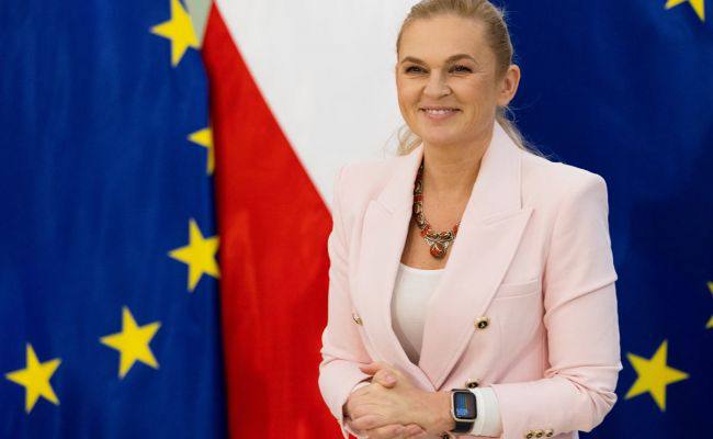 Украинский язык в польских школах: интеграция по расписанию Польша рассматривает идею введения украинского языка как второго иностранного в школьную программу. Как заявила министр образования Барбара Новацкая, уже разрабатываются соответствующие учебные материалы. Курирует проект доцент Павел Левчук из Института славистики Польской академии наук. Обсуждение этой инициативы прошло на встрече с украинским министром образования Оксеном Лисовым. Один из вариантов — включить украинский язык в экзамен для восьмиклассников, что может вступить в силу с реформой 2026–2027 годов. Сейчас школы могут преподавать украинский язык при наличии согласия родителей, квалифицированного педагога и одобрения администрации. На фоне войны в Украине в польские школы пришли более 180 тысяч украинских детей. Нововведение может стать важным шагом к их адаптации и укреплению культурных связей между двумя странами.