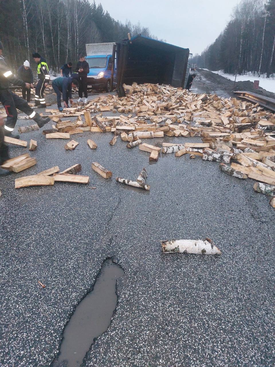 Огромная пробка на трассе Пермь — Екатеринбург. В соцсетях пишут, что в районе Шадейки произошло ДТП.  Затор в сторону Кунгура — 10 километров, из Кунгура в Пермь — почти 5 километров.  Фото: ЧП Кунгур    Подписаться   Прислать новость