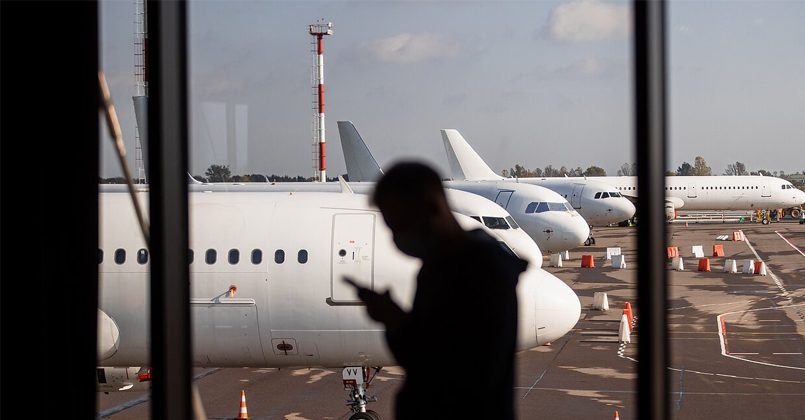 В Вильнюсском аэропорту второй раз за два дня зафиксировано сообщение о бомбе В четверг 21 августа около 15 16 мужчина якобы говоривший на русском языке позвонил в информационный центр и заявил о заложенном взрывном устройстве На место прибыли полиция и службы безопасности однако проверка не выявила никаких опасных предметов Работа аэропорта продолжалась в штатном режиме личность звонившего остаётся неизвестной Накануне 20 августа аналогичные угрозы поступали сразу в три аэропорта страны в Вильнюсе Каунасе и Паланге Тогда злоумышленники прислали электронные письма но и в том случае тревога оказалась ложной