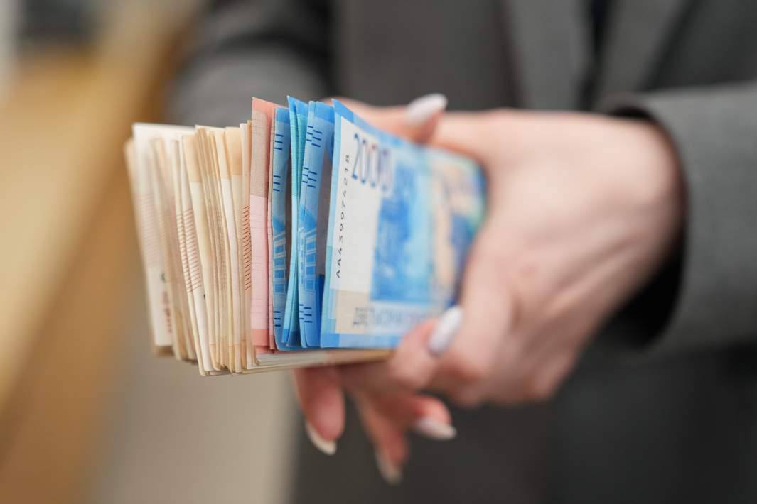 Ипотека вынуждает: в Москве спрос на трейд-ин вырос на 50% Из-за высоких ставок по ипотеке средний срок продажи вторичного жилья увеличился на 32,5% и достиг 114 дней. На этом фоне спрос на программу трейд-ин, позволяющую обменять старую квартиру на новую, вырос на 25% по России с начала года, а в Москве этот показатель подскочил более чем на 50%. Популярным решением становится трейд-ин, где наиболее распространен длительное бронирование квартиры в новостройке, а вторичное жилье выставляется на продажу со скидкой 3-5% для ускорения сделки. Менее востребован выкуп вторички с дисконтом 25-30%. Альтернативой может быть рассрочка от застройщика на время продажи старой квартиры. Отметим, что сроки реализации квартир по трейд-ин выросли до двух месяцев, а продавцам приходится уступать в цене и терять до 4-5 квадратных метров. Фото: «Известия»