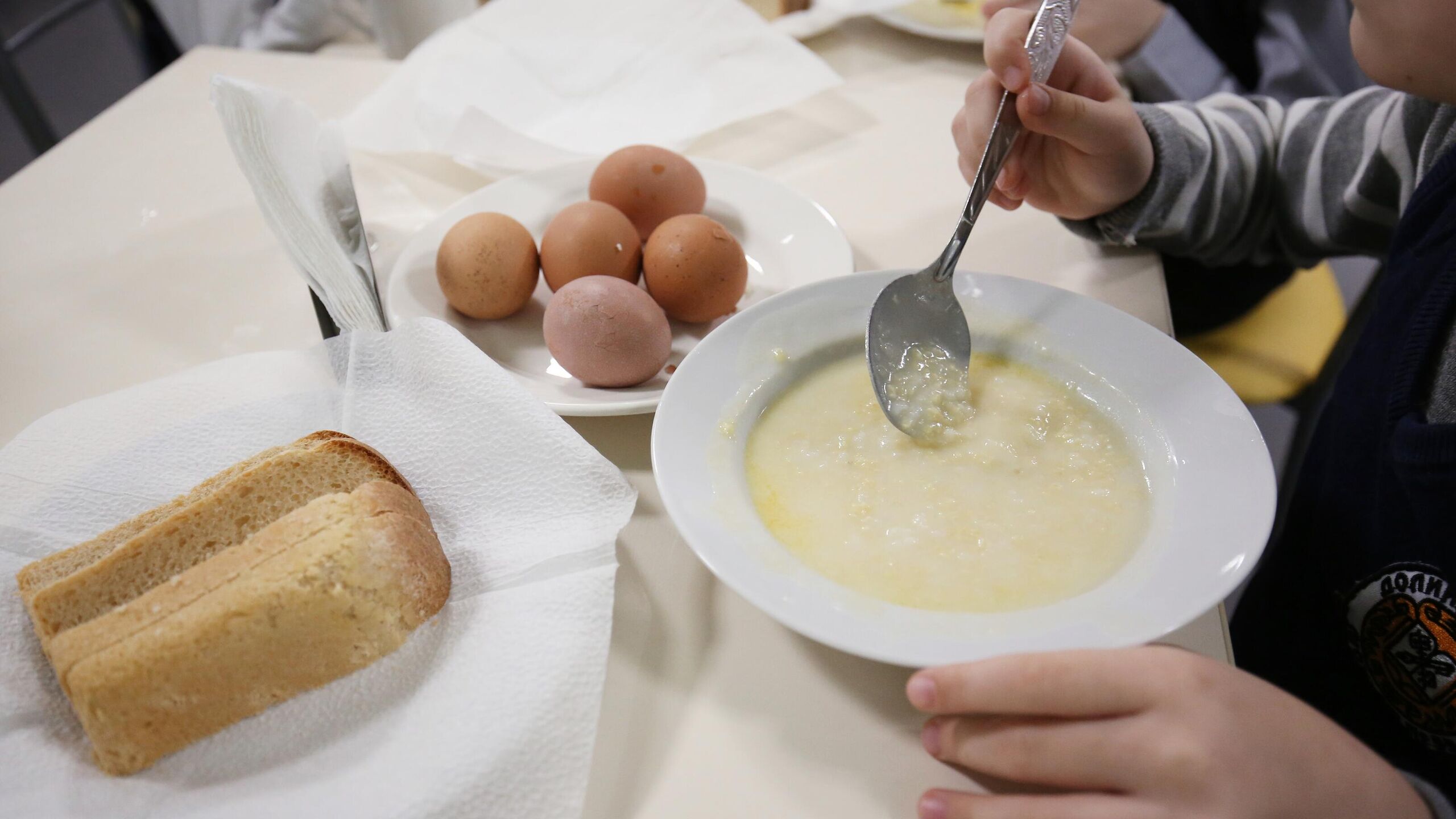 Родители школьников с 2020 года жалуются на поставщика питания который обслуживает и школу в Невском районе Санкт Петербурга где вспыхнула острая кишечная инфекция следует из отзывов Межрегиональное управление Роспотребнадзора в пятницу сообщило о регистрации 37 случаев острой кишечной инфекции вызванной норовирусом среди учеников и сотрудников школы 39 Невского района Санкт Петербурга Шесть человек остаются в больнице Ранее в среду в школе которую обслуживает комбинат социального питания Волна был приостановлен учебный процесс отмечали в Роспотребнадзоре Наше учебное заведение уже 2 или 3 года кормит Волна Еда просто отвратительная Вот объясните мне почему в течение недели супы у вас только с капустой Сырники очень жирные ощущение что вечно жарят их на старом масле Меню можно хоть иногда разнообразить или нет После того как пообедал вечно болит живот и вздутие от ваших блюд говорится в отзыве оставленном в марте 2020 года