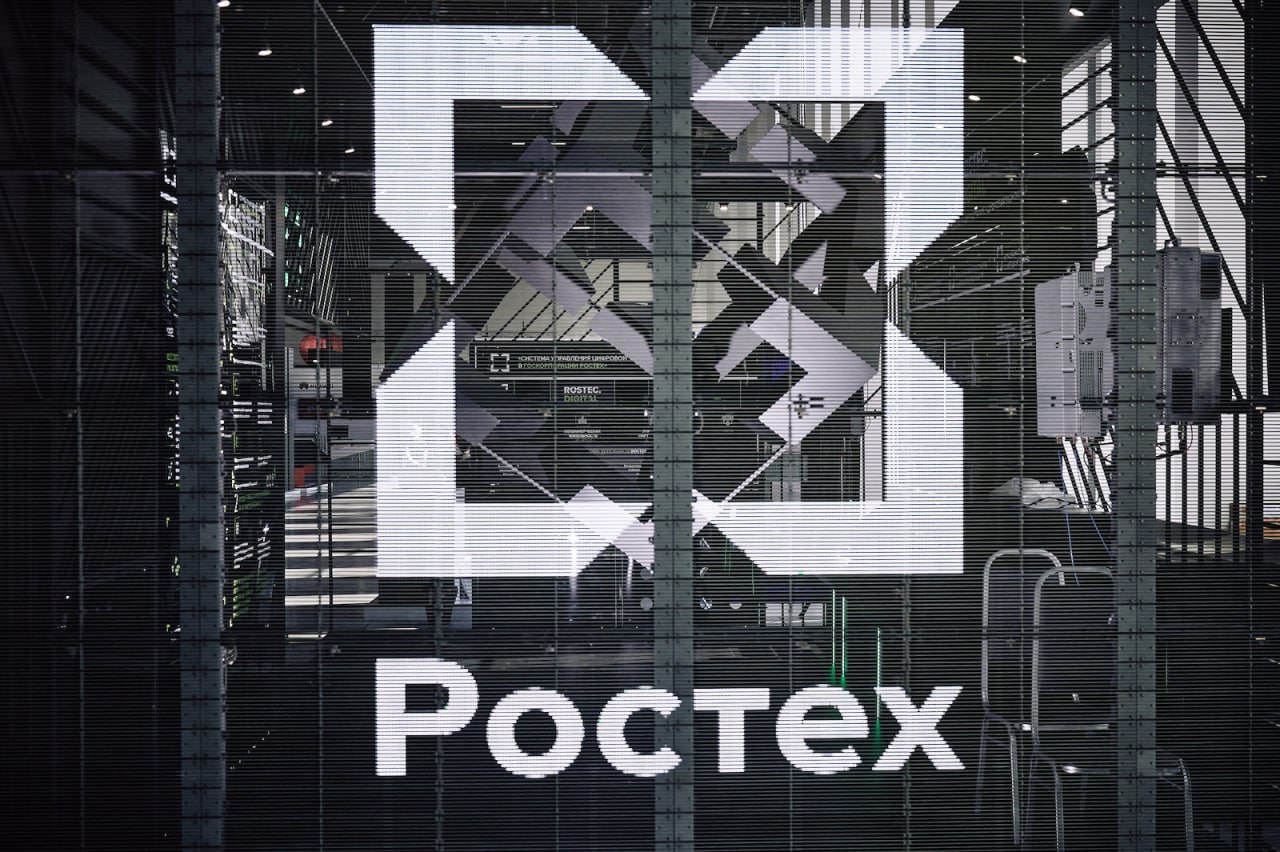 Ростех нашел энергию для нефтяных глубин Госкорпорация Ростех наладила серийное производство полностью российских высокотемпературных литиевых батарей для систем телеметрии в нефтегазовой отрасли Источники питания способные стабильно работать при экстремальных температурах до 150 C разработаны для замены импортных аналогов сообщили в корпорации Производство организовано на заводе Литий Элемент входит в состав РТ Капитал Изделия предназначены для питания телеметрических модулей бурильного оборудования в забойных системах которые передают данные о состоянии скважины в процессе бурения Разработка Литий Элемента призвана заменить импортные источники питания в нефтегазовой отрасли Ключевым преимуществом новой батареи является ее способность работать в экстремальных условиях глубоких и сверхглубоких скважин где стандартные источники энергии выходят из строя уже при 125 C Помимо термостойкости элемент питания обладает защитой от переразряда короткого замыкания и перегрузок а его конструкция исключает риск теплового разгона и разгерметизации Как уточнили в корпорации изделие построено на электрохимической системе тионилхлорид литий и имеет номинальное напряжение 36 В Энергомодули уже прошли успешные испытания в условиях реального бурения при высоком давлении и запущены в серийное производство