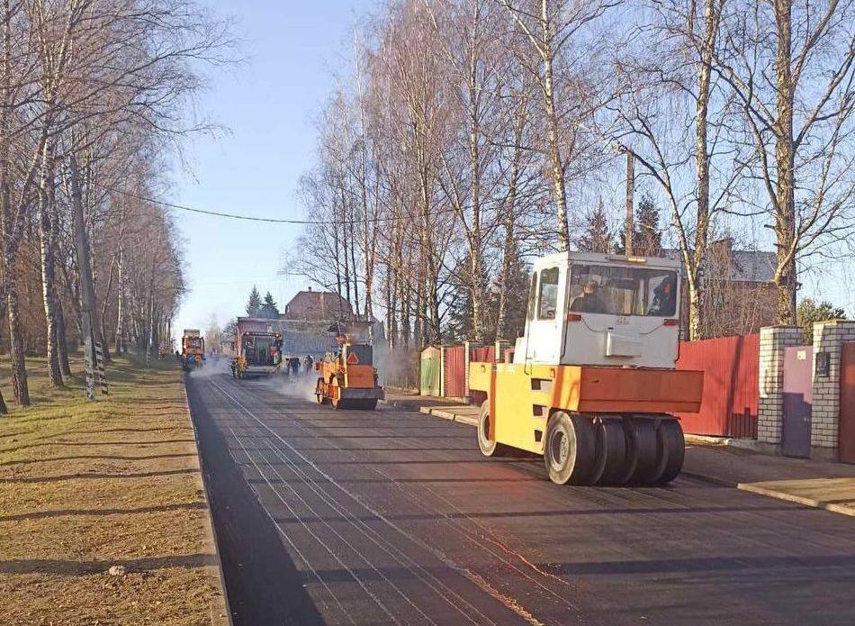 Сколько километров дорог сделали в Самохваловичском сельсовете за год  В Самохваловичах асфальтируют улицу Калинина. Над благоустройством участка дороги Н-9033 в агрогородке работает филиала КУП «Минскоблдорстрой» – «ДРСУ №735».   Тем временем мы выяснили, сколько километров покрытия обновили в этом году во всем сельсовет.   К слову, отремонтированы те участки дорог, на которые поступали жалобы в 2023 году  #Самохваловичи