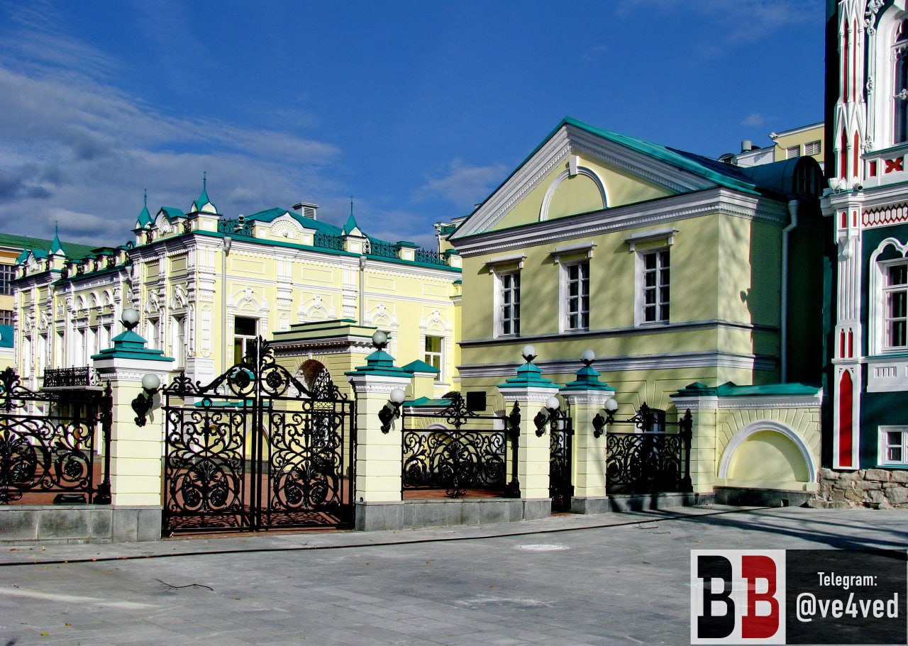 Резиденцию свердловского губернатора в центре Екатеринбурга отремонтируют Поскольку здание на улице Горького 21 внесено в реестр культурного наследия документация должна пройти историко культурную экспертизу Она была проведена госэкспертами из Казани и Пензы Андреем Веретёхиным Игорем Нестеренко и Сергеем Муштаковым Лентовским акт выложен на сайте Свердлохранкультуры Согласно акту работы по сохранению объекта культурного наследия коснутся лишь части усадьбы а именно южного флигеля в центре фото Сроки работ пока неизвестны по крайней мере госзакупок на их выполнение ve4ved не обнаружили В прошлом году ГКУ СО Управление административными зданиями губернатора Свердловской области согласно данным с сайта госзакупок разрабатывало проектно сметную документацию на ремонт кровли здания по улице Горького 21 за 544 тысячи рублей а в сентябре этого года проводило аукцион на текущий ремонт и замену паркета за 4 миллиона 986 тысяч рублей Здание усадьбы на улице Береговой прежнее название улицы Горького было построено в в 1818 1821 годах заводским управителем Григорием Зотовым за свою жестокость вошедшего в историю как Кыштымский зверь После отправки Зотова в ссылку в 1837 году у его наследников усадьбу покупают братья старообрядцы Савва и Иван Лукичи Тарасовы С этого момента в городской памяти укрепляется название усадьба купцов Тарасовых При Тарасовых главный дом усадьбы был стилизован в духе эклектики тогда как южный флигель сохранил черты классицизма В 1990 е годы купеческую усадьбу в центре Екатеринбурга присмотрел под свою резиденцию губернатор Эдуард Россель Здания были реконструированы а к их восточным фасадам пристроено новое здание ставшее в итоге частью обширной губернаторской резиденции Из исторических построек до наших дней сохранились главный дом южный флигель и каменная ограда с воротами Телеграм канал ve4ved Поддержать Подписаться Прислать новость 18