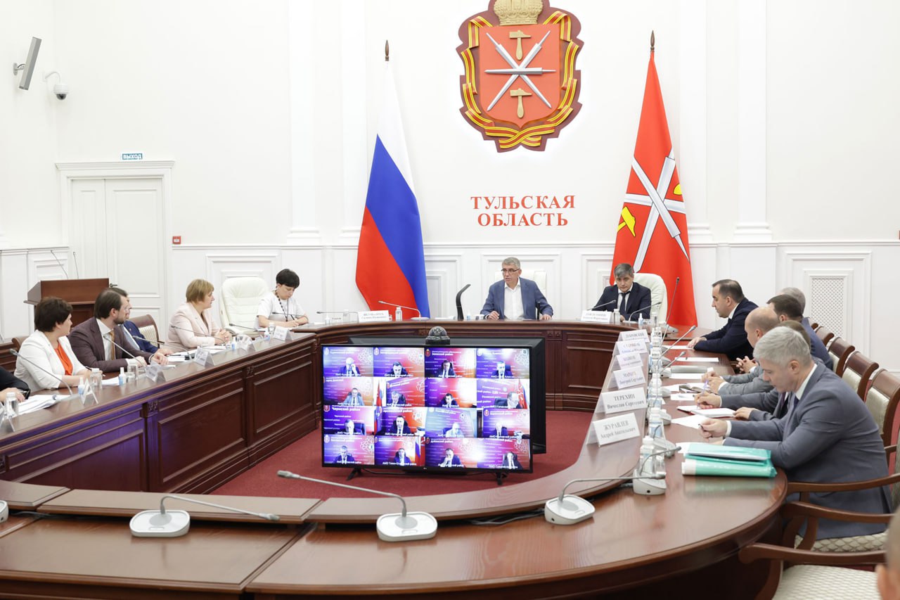 Проект «Герой 71» в Тульской области представляет новые меры поддержки Тульская область продолжает расширять помощь участникам СВО и их семьям в рамках проекта «Герой 71». Недавно регион первым в стране ввел комплексное сопровождение беременных жен военнослужащих, включающее медицинскую и психологическую поддержку. Женщинам обеспечивается медицинское сопровождение, психологическая помощь и социальная поддержка — все, чтобы обеспечить им заботу и уверенность в завтрашнем дне. Для каждой женщины будет составлена индивидуальная программа медицинского сопровождения - приемы врача, наблюдение, проведение всех исследований и процедур в удобное время. Они также смогут выбрать место, где в регионе родится малыш. Контроль сопровождения будет осуществлять Акушерский дистанционный консультативный центр. С 2026 года участники спецоперации, занимающиеся предпринимательством, смогут воспользоваться пониженными налоговыми ставками — от 1% до 10% в зависимости от вида деятельности, сообщил в своем телеграм-канале губернатор Дмитрий Миляев. Также расширены экскурсионные программы — теперь они доступны братьям и сестрам участников СВО. Эти инициативы дополняют существующие меры поддержки, укрепляя социальную защиту героев Отечества и их семей. Подпишись, Правда за нами