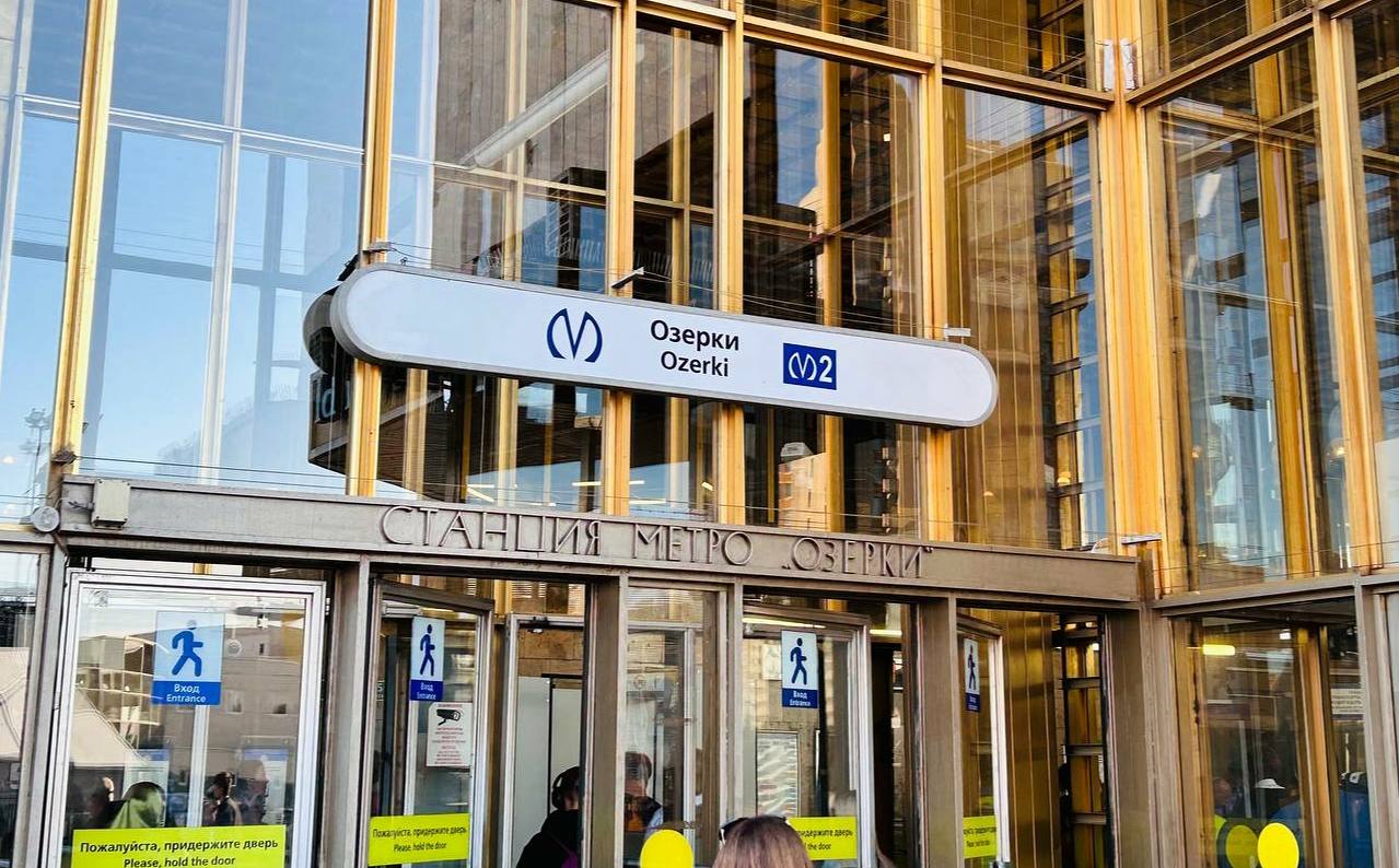 Станцию метро Озерки закроют на ремонт в 2026 году Ранее работы планировали начать в 2025 году но сроки перенесли Сейчас реконструкция идёт на станциях Фрунзенская и Парк Победы синей линии