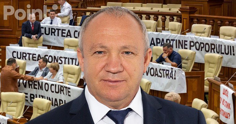 Депутат PAS возмутился плакатами оппозиции: "Что за порнография?" Депутат PAS Борис Маркоч выразил недовольство плакатами оппозиции на вчерашнем заседании парламента, на которых было написано «КС не ваш» и «Конституционный суд принадлежит народу».