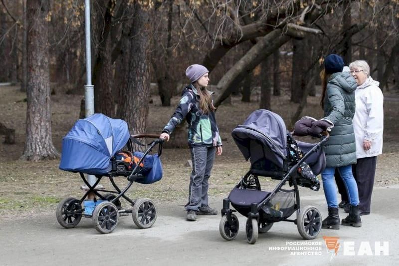 В Госдуме решают, как правильно россияне должны отдыхать с детьми  Депутаты хотят разработать стандарт семейного туризма. В нем четко пропишут основные требования к организации отдыха с детьми, включая необходимую инфраструктуру, оснащению объектов специальным оборудованием и инвентарем, а также к обеспечению безопасности услуг.  Заместитель председателя комитета по безопасности Анатолий Выборный говорит, что стандарт позволит развивать социальный туризм для семей, у которых нет финансовых возможностей для путешествий.