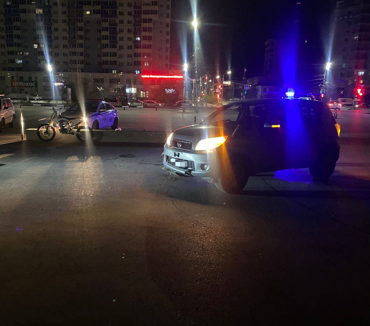#СводкаДТП   7 августа на территории г. Якутска зарегистрировано 6 дорожно-транспортных происшествий, где получили травмы 2 человек, из них 1 несовершеннолетний.   Около 22 часов в районе дома 64 ул. Лермонтова 16-летний водитель мототранспорта «Avantis» следуя по автостоянке, совершил столкновение с транспортным средством «Toyota Rush».    В результате автоаварии 17-летний пассажир мототранспорта «Avantis» получил перелом.   По данному факту проводится проверка.   Госавтоинспекция напоминает, что в случае если водитель мототранспорта не имеет водительского удостоверения соответствующей категории, он привлекается к административной ответственности в виде штрафа в размере от 5000 до 15000 рублей. Штраф в размере 30000 рублей придется заплатить за передачу управления транспортным средством лицу, не имеющему права управления. Если транспортное средство не  зарегистрировано в установленном порядке, то водитель привлекается к  административной ответственности в виде штрафа в размере от 500 до 800 рублей с эвакуацией мототранспорта на специализированную стоянку.  Если юному водителю не исполнилось 16 лет, материал в отношении родителей или законных представителей несовершеннолетнего направляется в комиссию по делам несовершеннолетних и защите их прав, где будет рассматриваться вопрос о привлечении их к  административной ответственности по статье 5.35 КоАП РФ за ненадлежащее исполнение обязанности по содержанию и воспитанию несовершеннолетнего.  Уважаемые владельцы мототранспорта! Будьте предельно внимательными на дороге, всегда используйте мотошлемы и не нарушайте правила дорожного движения!